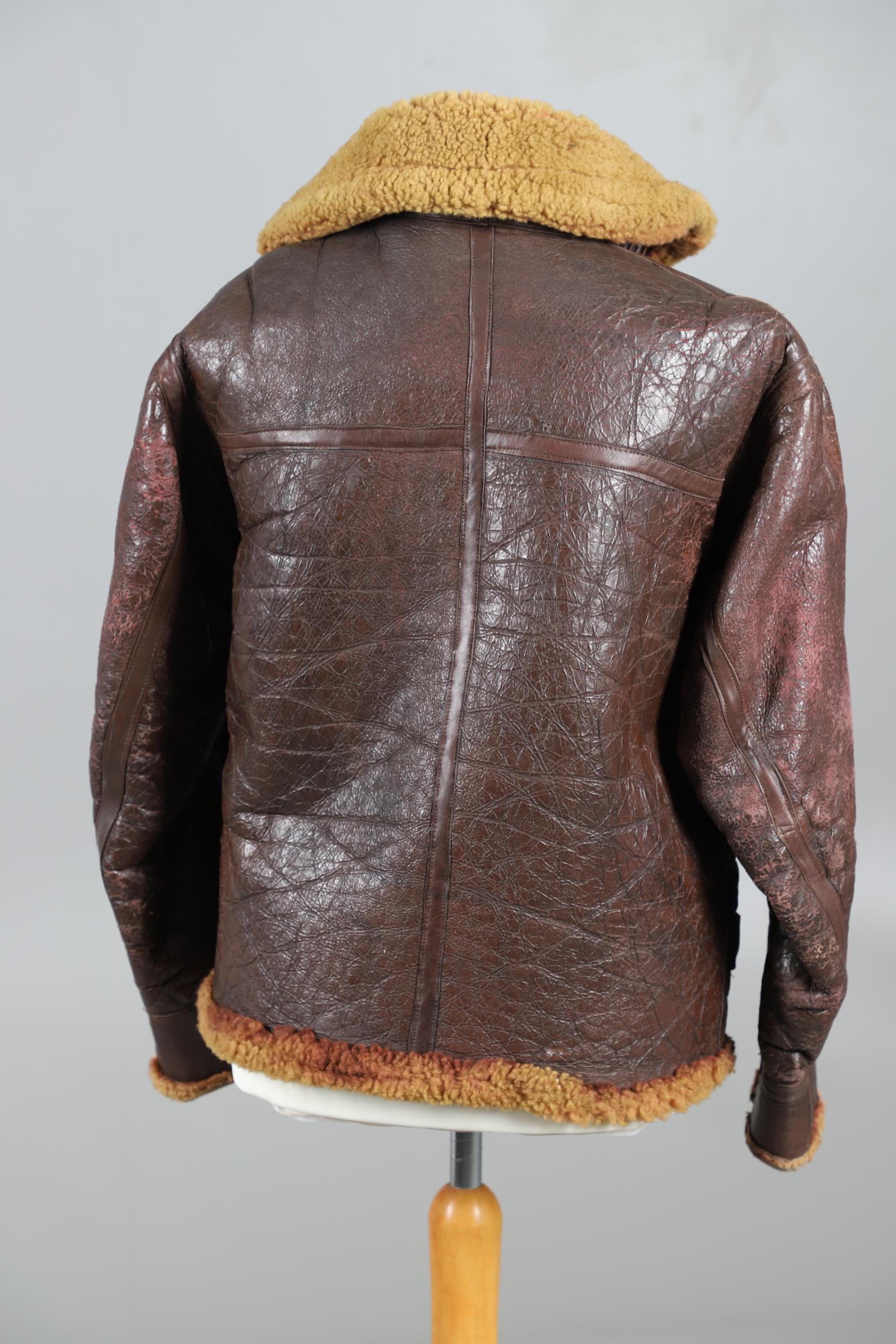 A SECOND WORLD WAR OR LATER LEATHER FLYING JACKET. - Bild 6 aus 12