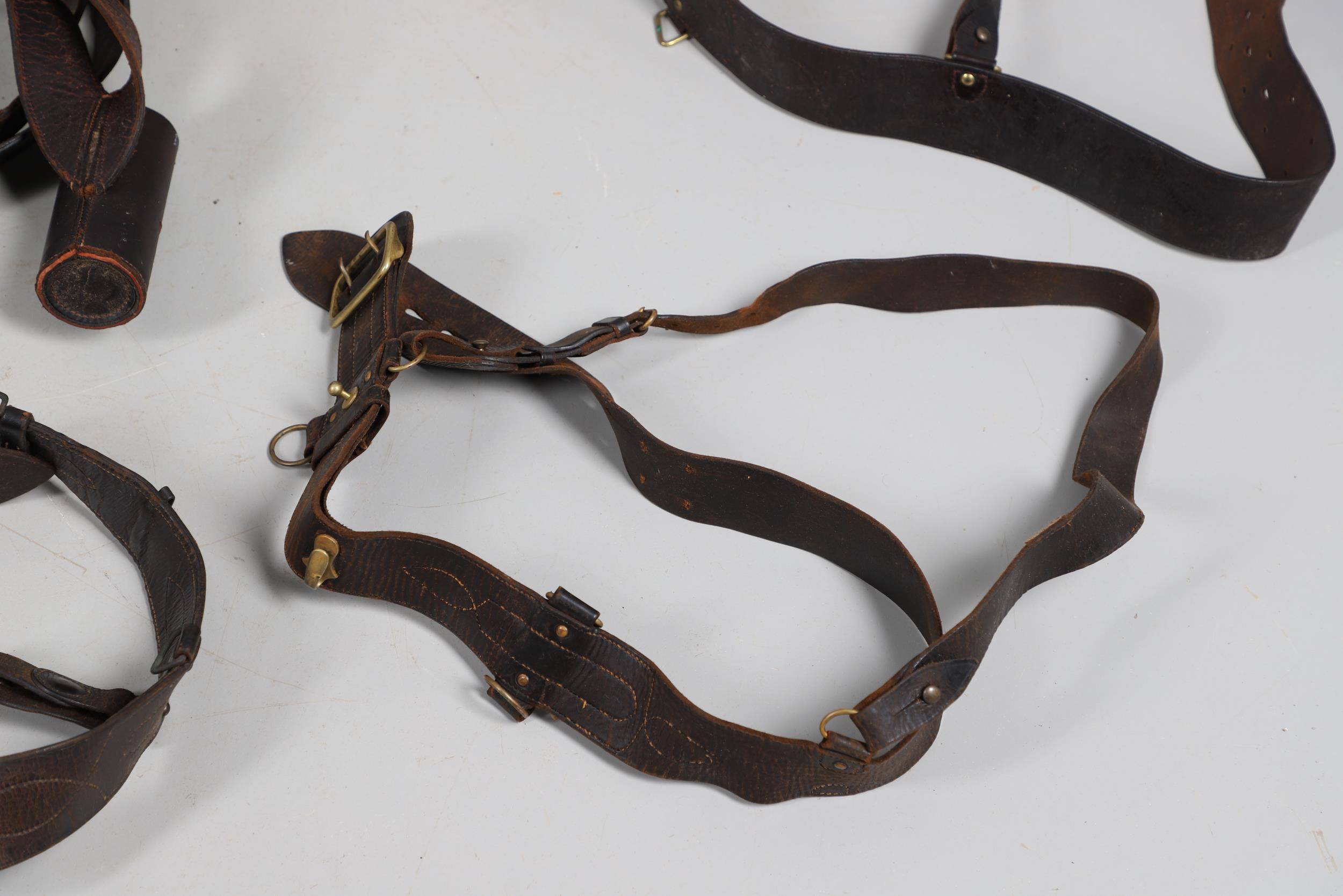 A LARGE COLLECTION OF SECOND WORLD WAR AND SIMILAR LEATHER ITEMS TO INCLUDE SAM BROWNE BELTS, GAITER - Bild 10 aus 14