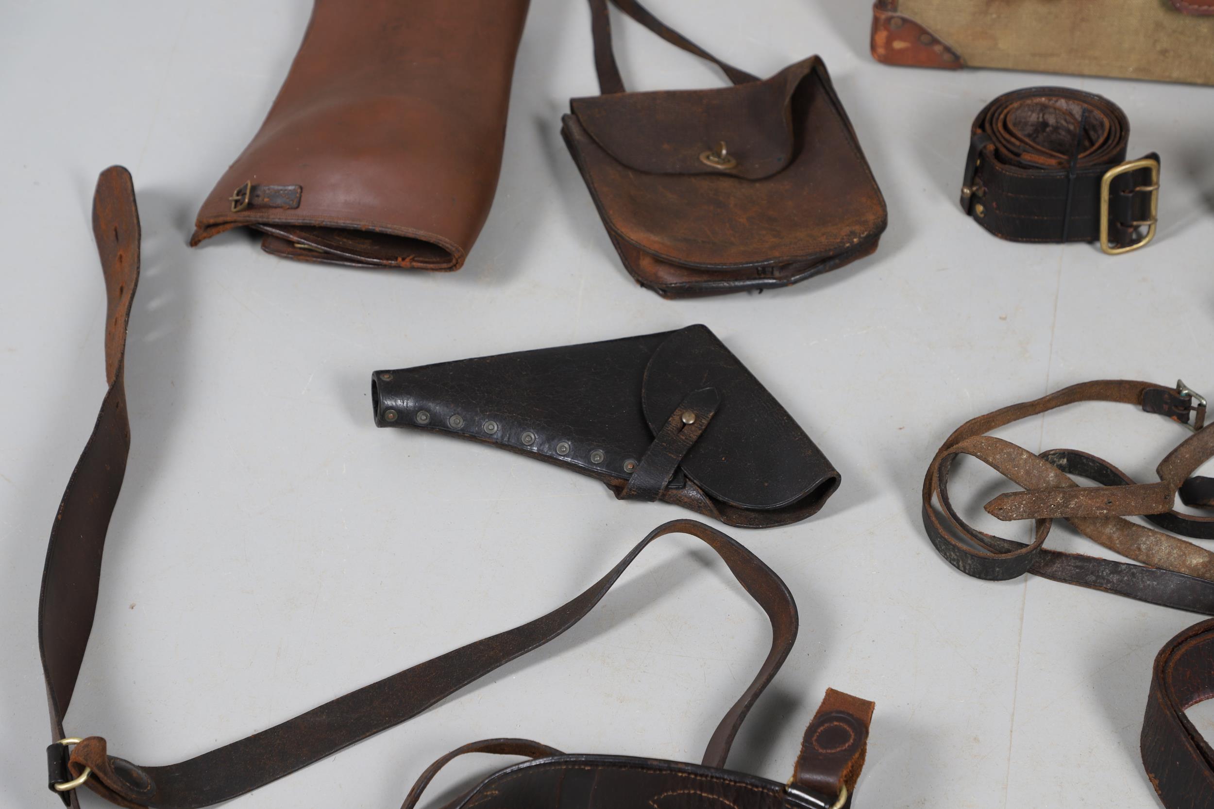 A LARGE COLLECTION OF SECOND WORLD WAR AND SIMILAR LEATHER ITEMS TO INCLUDE SAM BROWNE BELTS, GAITER - Bild 13 aus 14