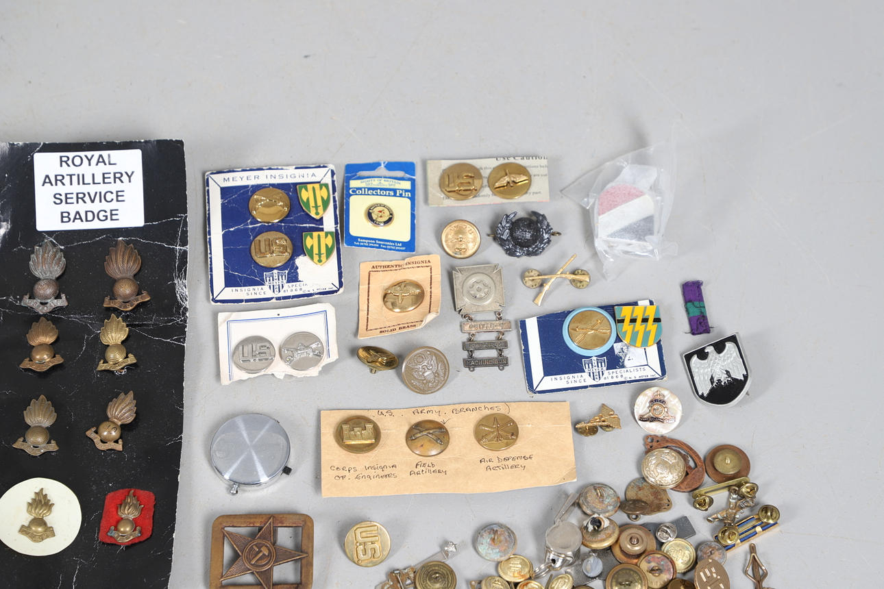 A MIXED COLLECTION OF MILITARY BADGES AND BUTTONS TO INCLUDE A FIRST WORLD WAR 'ON WAR SERVICE' BADG - Image 3 of 11