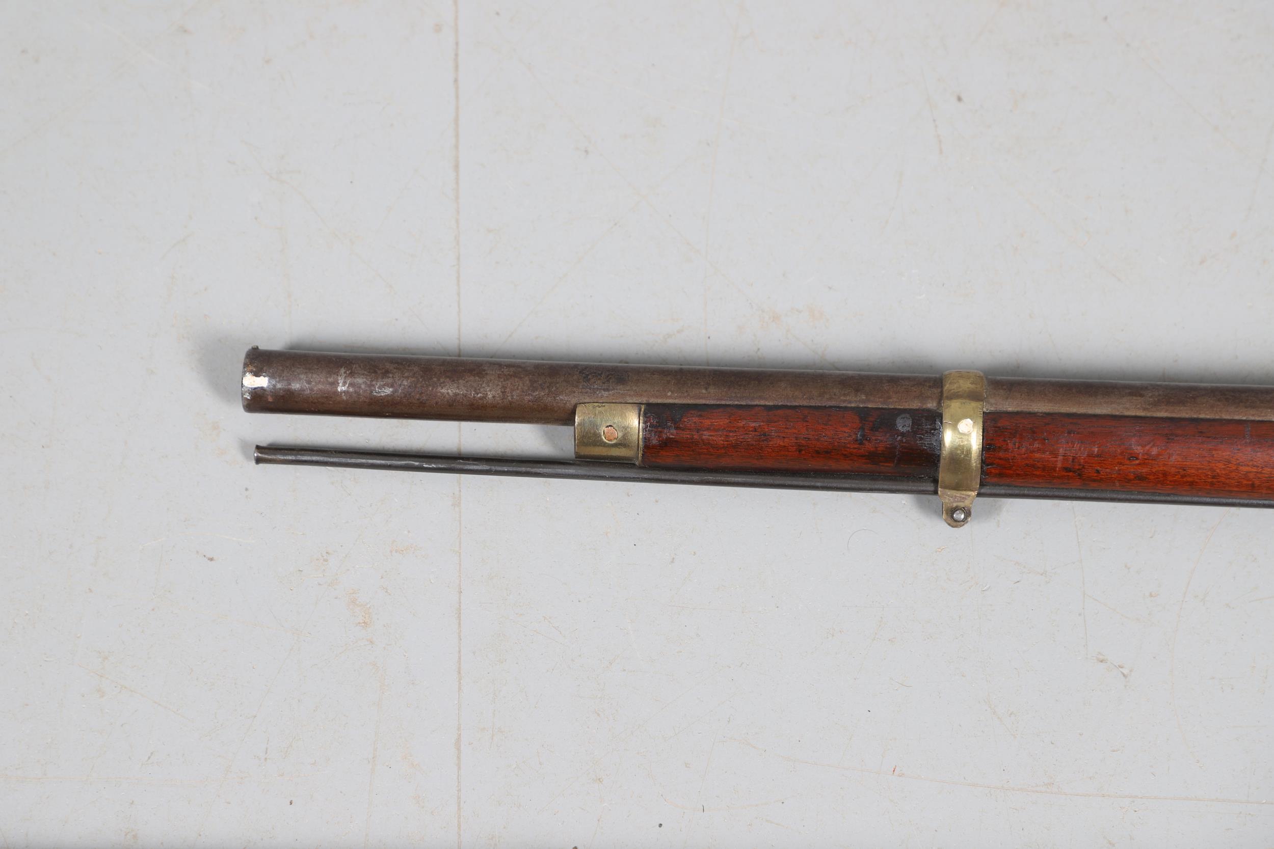 A 19TH CENTURY ENFIELD TYPE PERCUSSION FIRING RIFLE AND ANOTHER SIMILAR. - Bild 18 aus 22