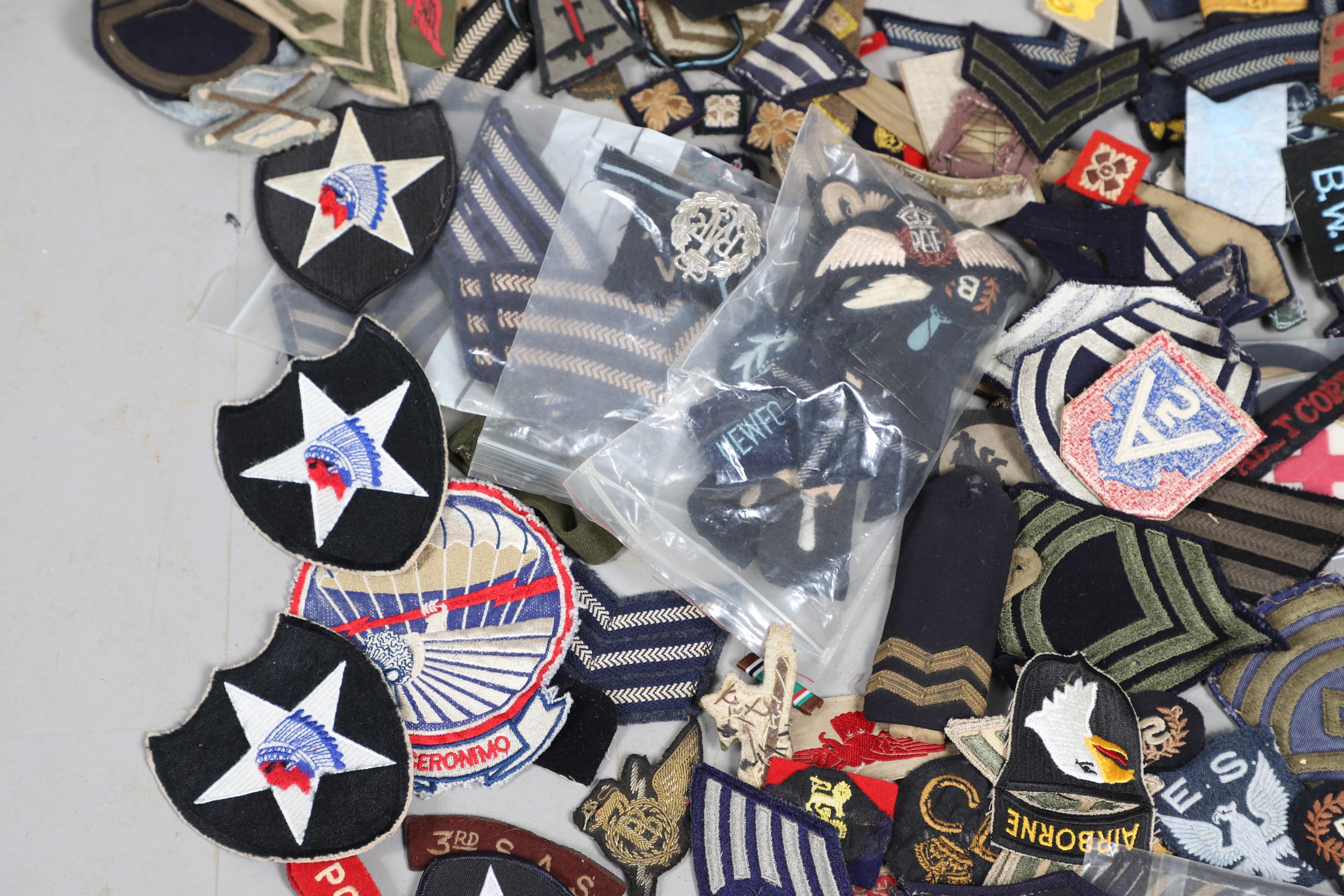 AN EXTENSIVE COLLECTION OF ARMY AND AIR FORCE UNIFORM PATCHES AND RANK INSIGNIA. - Image 6 of 14