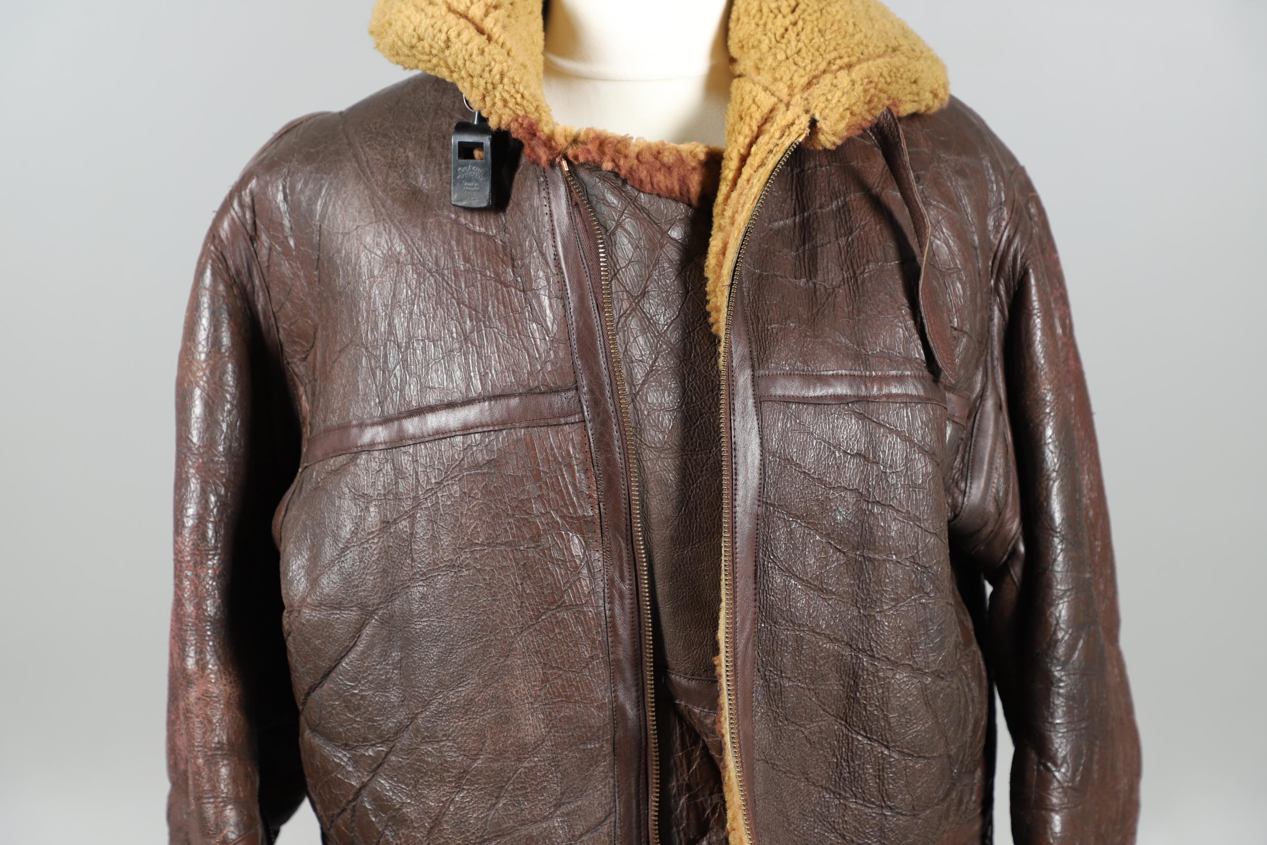 A SECOND WORLD WAR OR LATER LEATHER FLYING JACKET. - Bild 4 aus 12