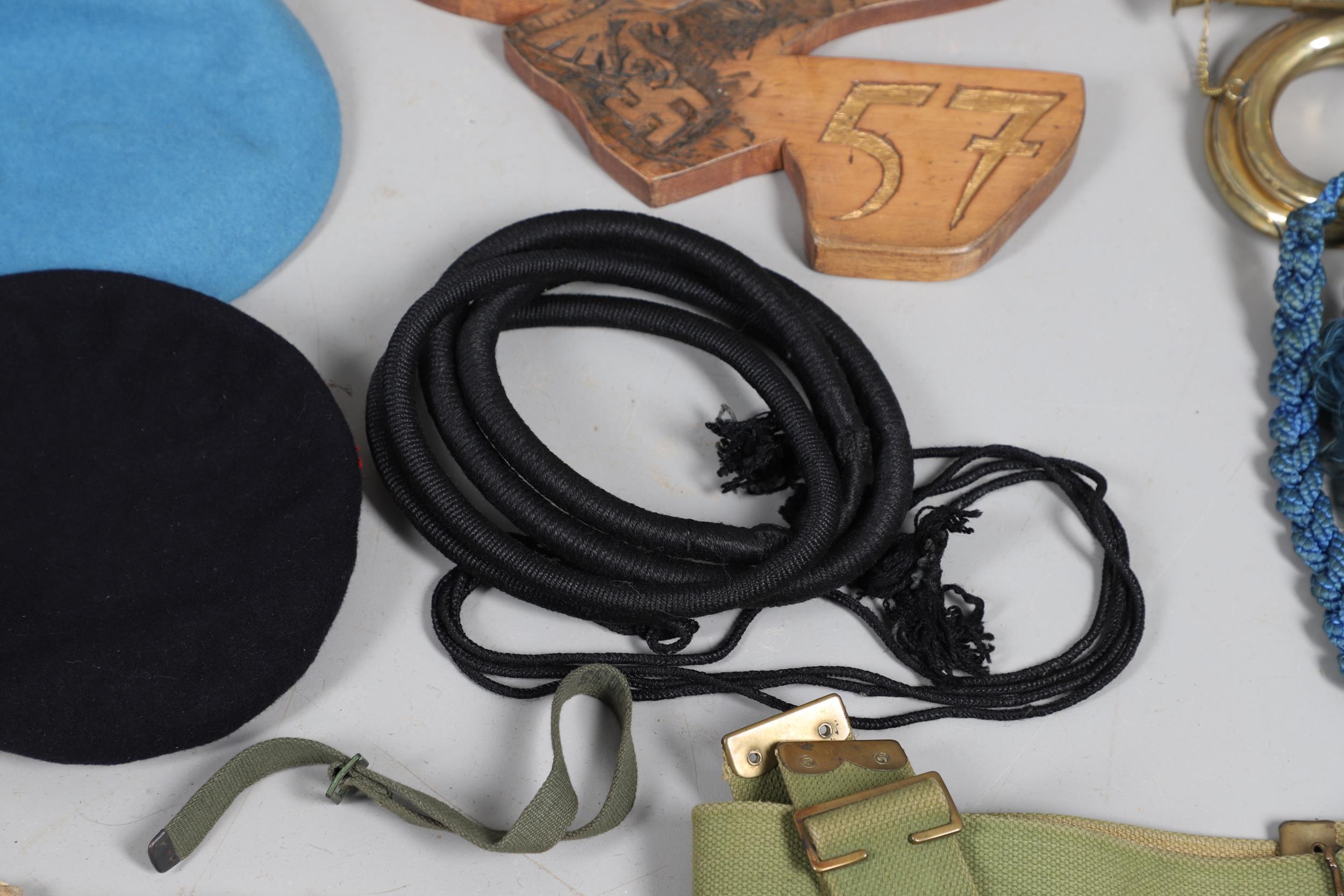 A COLLECTION OF MILITARIA TO INCLUDE BERETS, BUGLES AND OTHER ITEMS. - Bild 16 aus 24