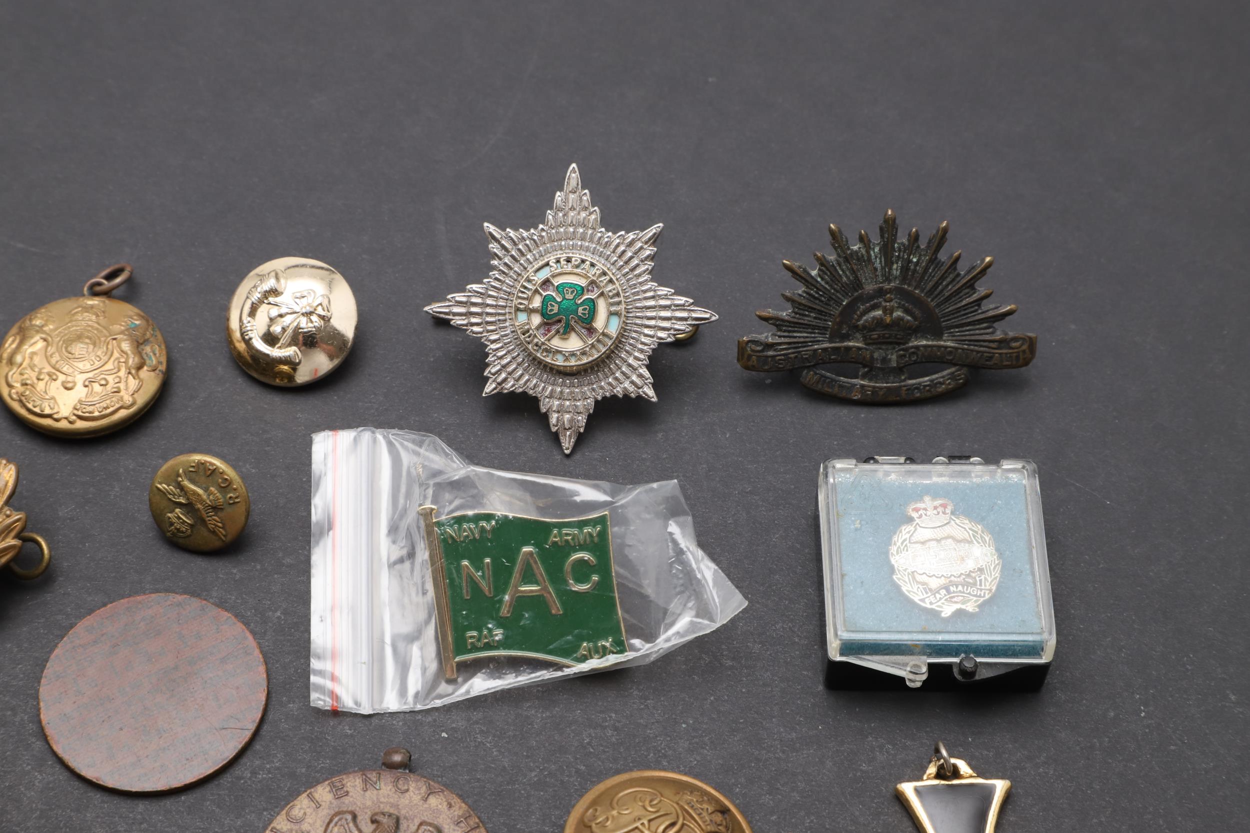 AN INTERESTING COLLECTION OF MILITARY BADGES, BUTTONS AND INSIGNIA. - Image 5 of 9