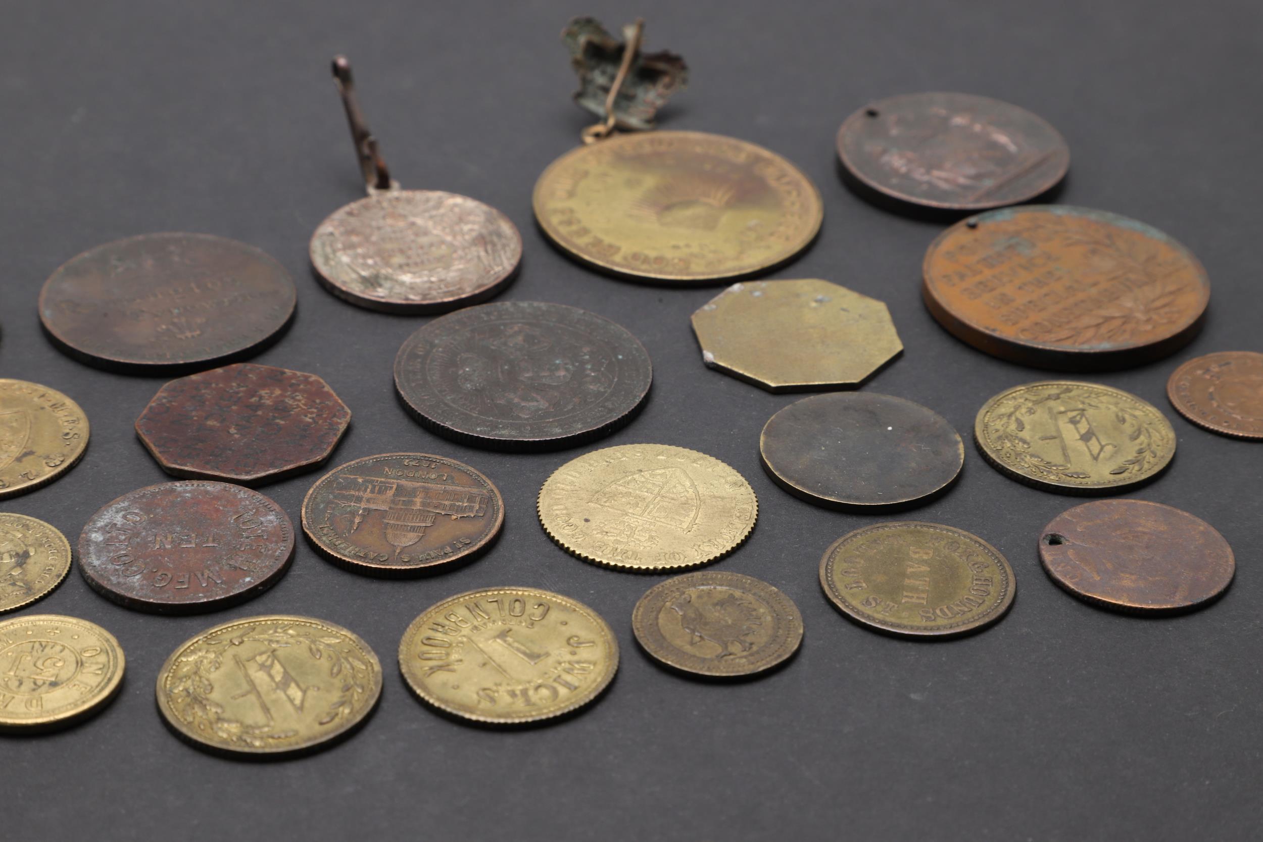 A MIXED COLLECTION OF TWENTY THREE COMMEMORATIVE MEDALS AND GAMING TOKENS. - Image 3 of 3