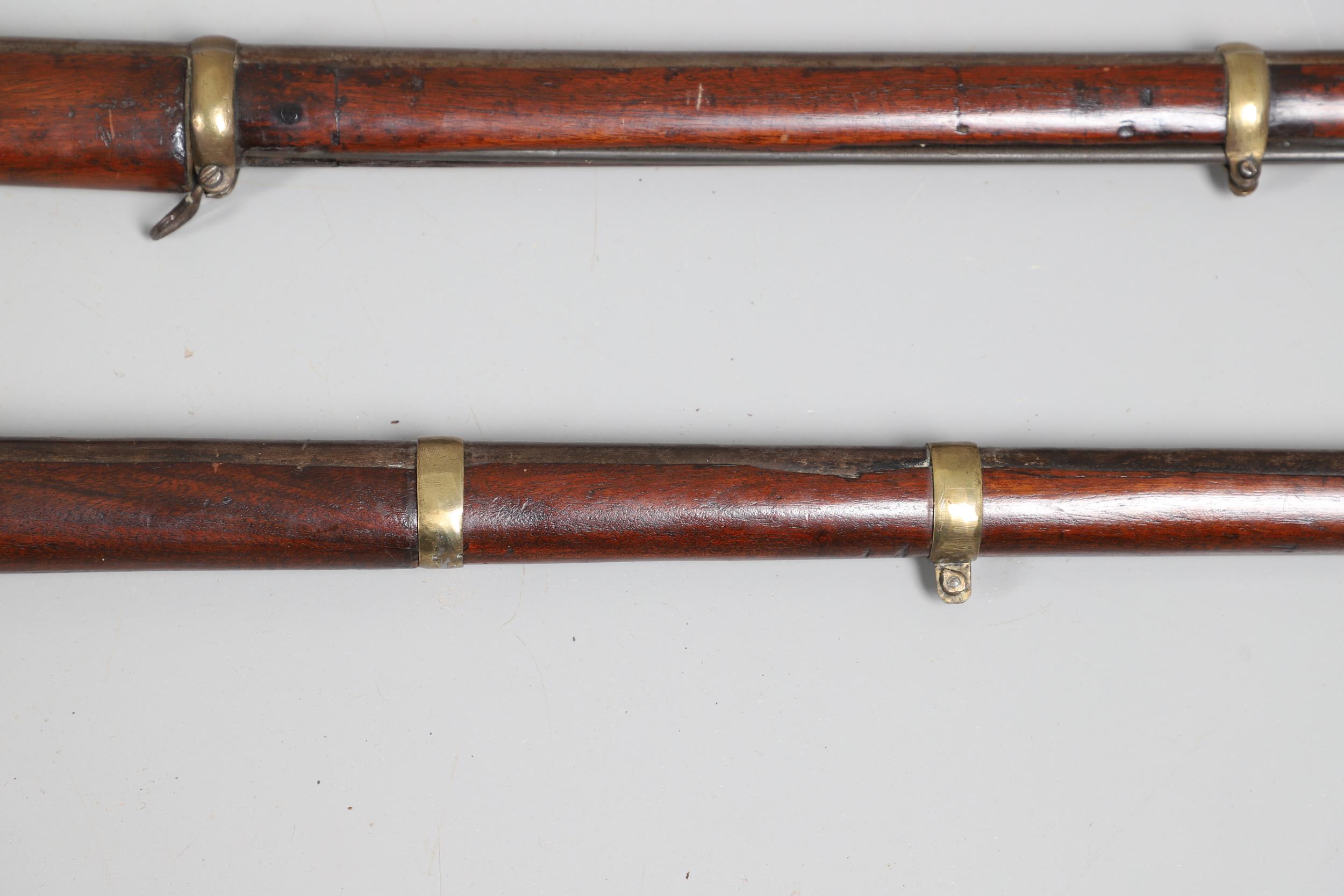 A 19TH CENTURY ENFIELD TYPE PERCUSSION FIRING RIFLE AND ANOTHER SIMILAR. - Bild 10 aus 22