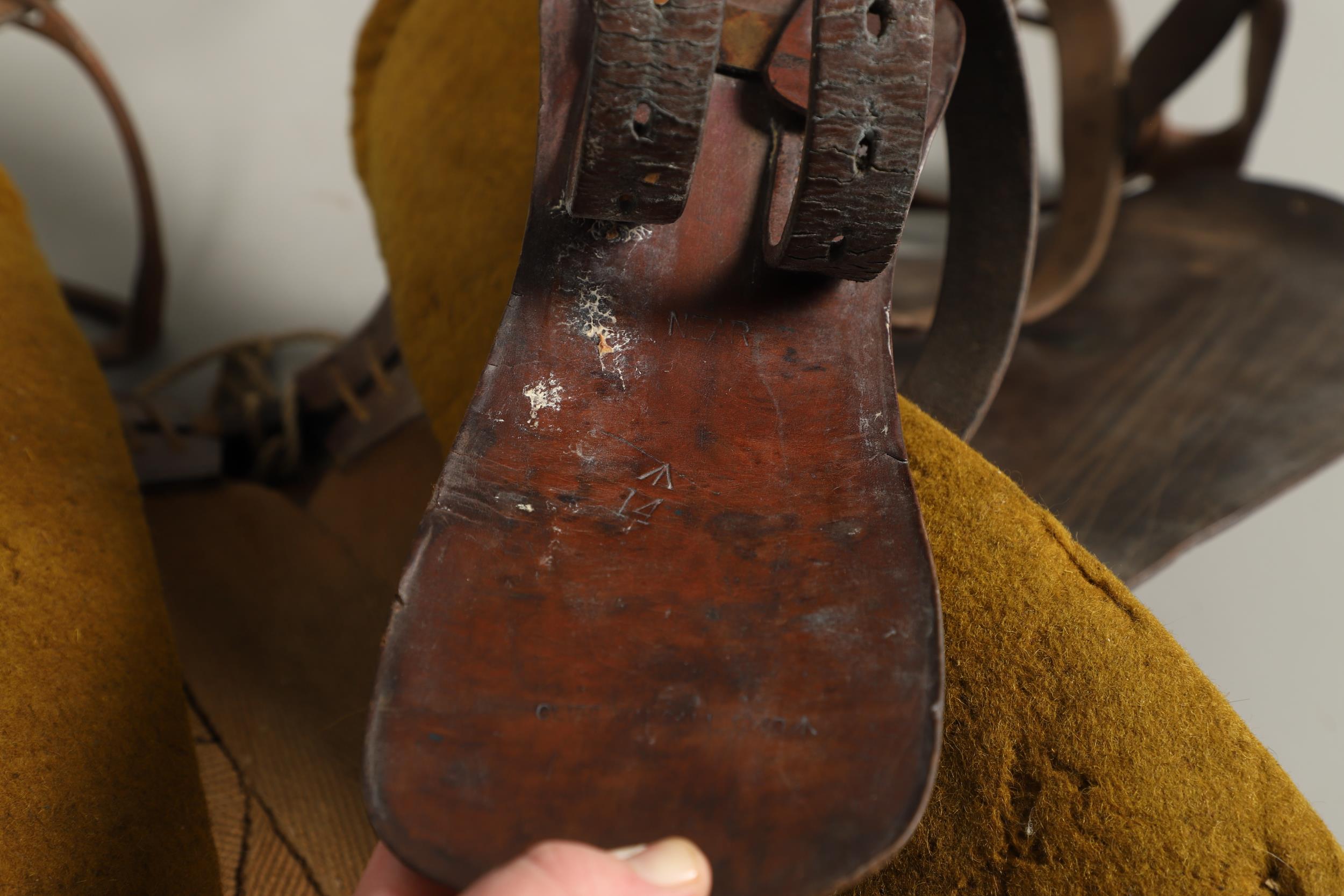 A SECOND WORLD WAR PERIOD 1912 PATTERN CAVALRY SADDLE BY CLIFF OF WALSALL. - Bild 14 aus 16