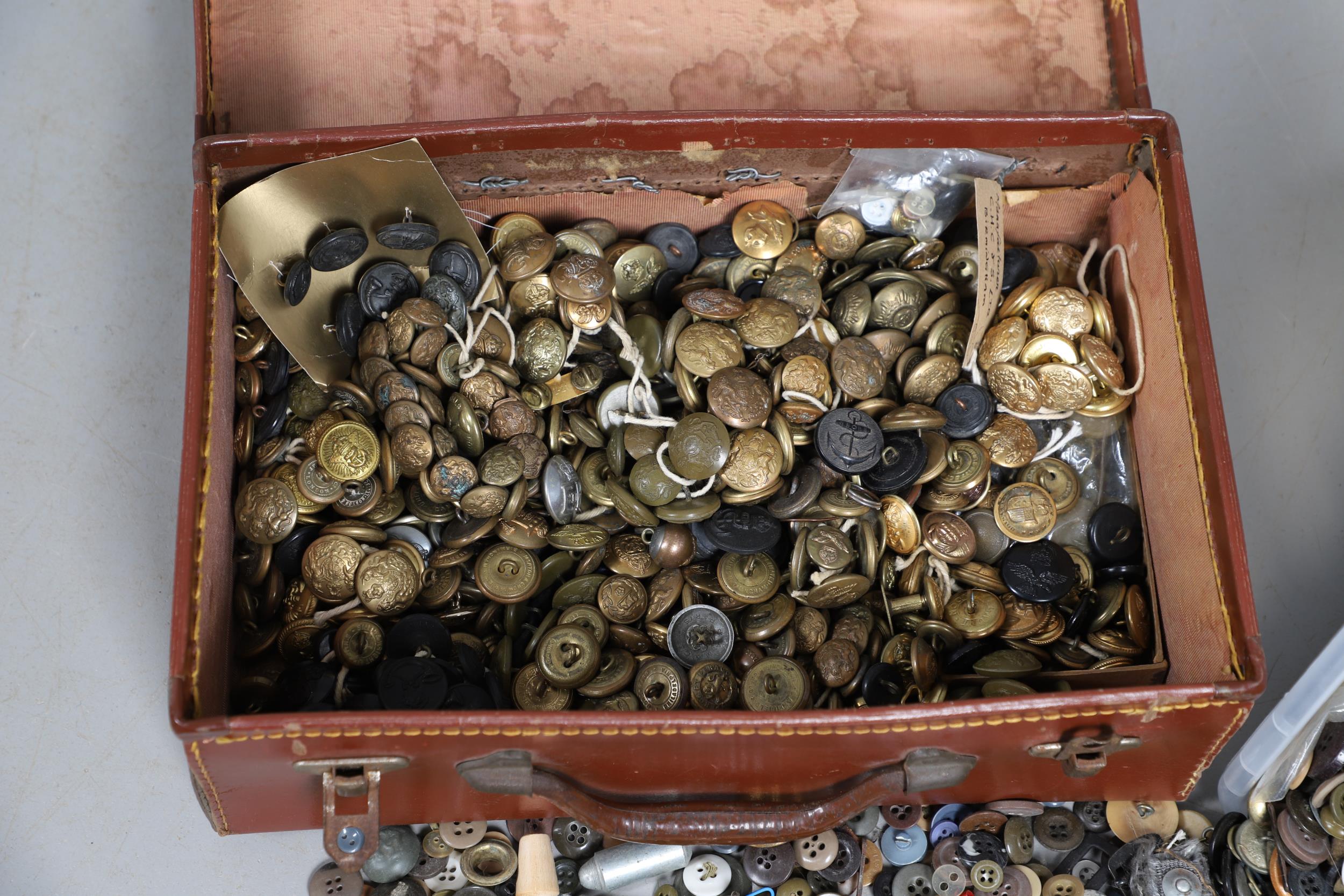 AN EXTENSIVE COLLECTION OF MILITARY BUTTONS AND OTHERS. - Image 8 of 10
