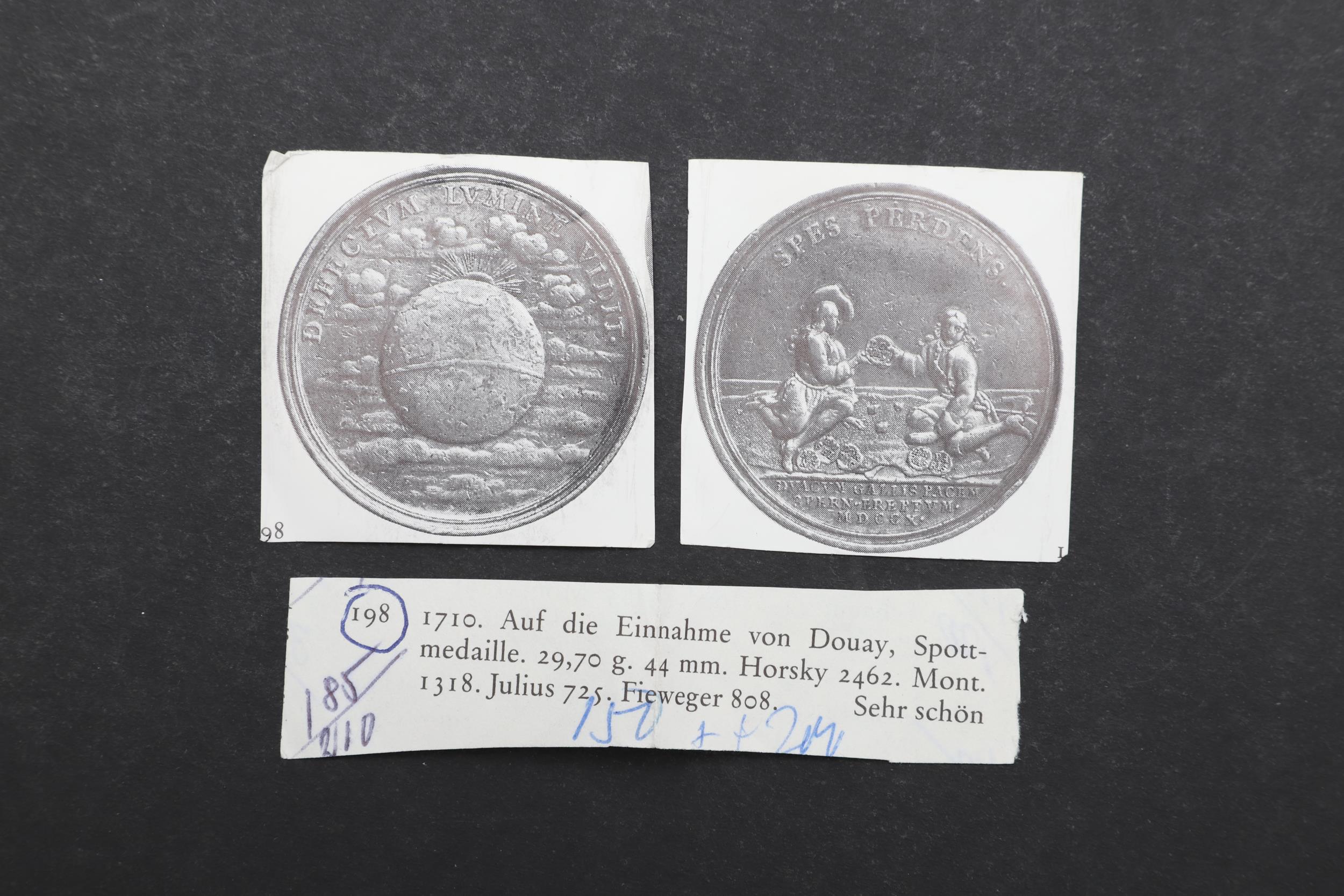 AN EARLY 18TH CENTURY HISTORIC MEDAL CELEBRATING THE CAPTURE OF DOUAY, BY VAN LOON. - Image 4 of 4