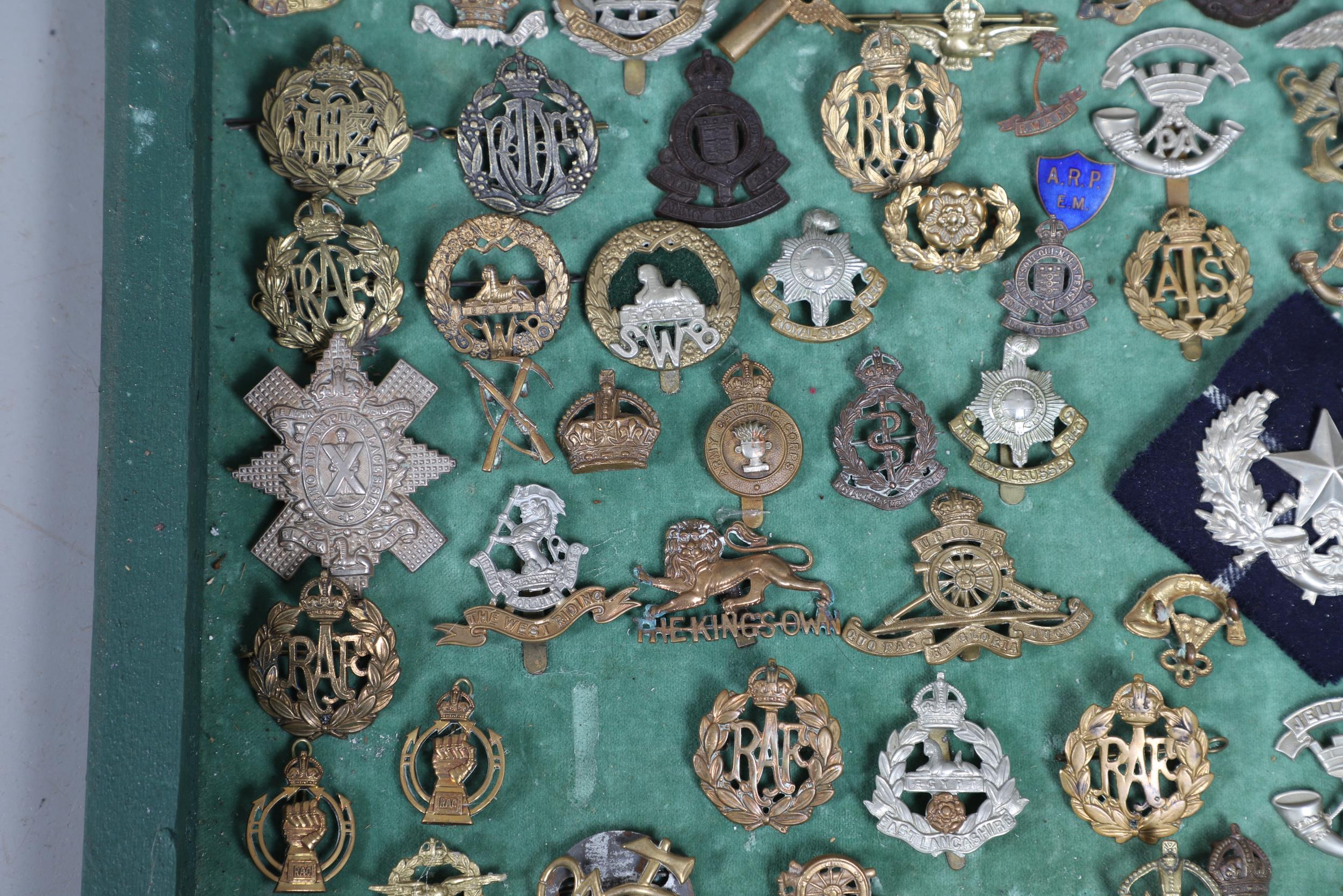 A COLLECTION OF MILITARY CAP BADGES AND OTHER INSIGNIA. - Bild 6 aus 11