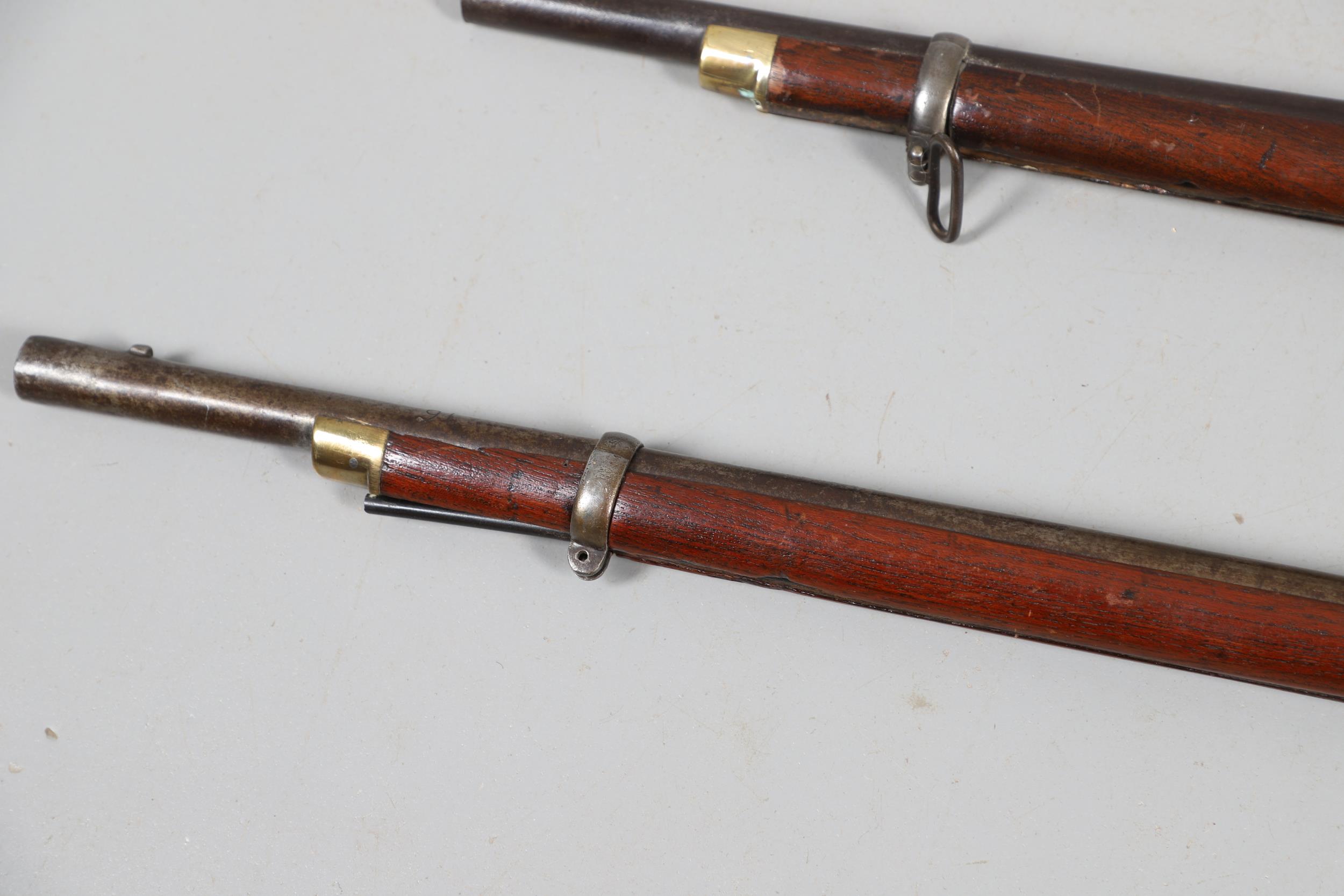 A 19TH CENTURY ENFIELD TYPE PERCUSSION FIRING RIFLE AND ANOTHER SIMILAR. - Image 23 of 23