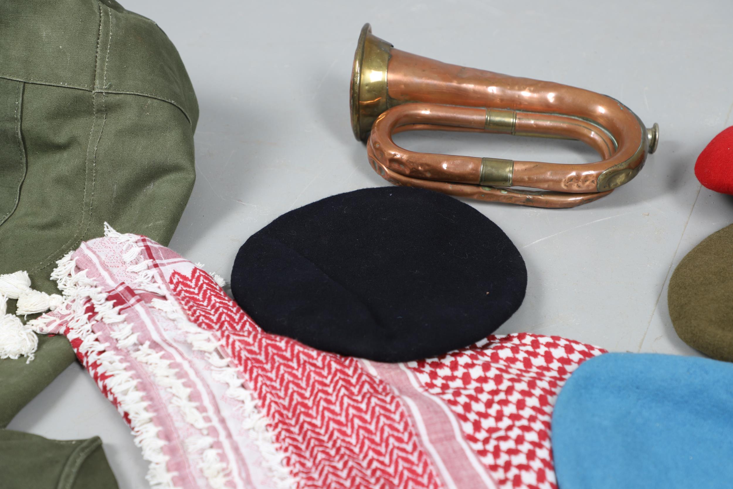 A COLLECTION OF MILITARIA TO INCLUDE BERETS, BUGLES AND OTHER ITEMS. - Bild 21 aus 24