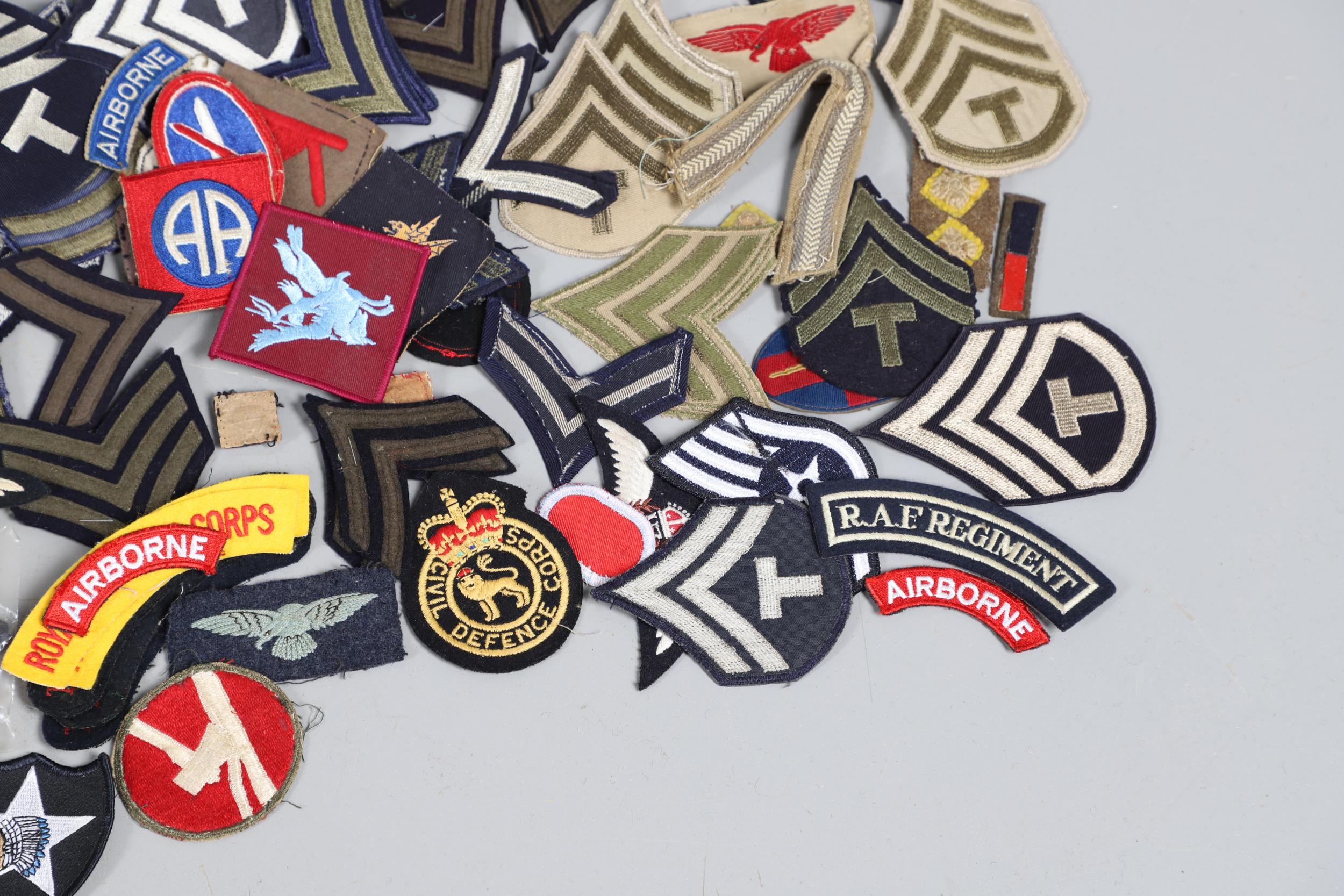 AN EXTENSIVE COLLECTION OF ARMY AND AIR FORCE UNIFORM PATCHES AND RANK INSIGNIA. - Image 13 of 14