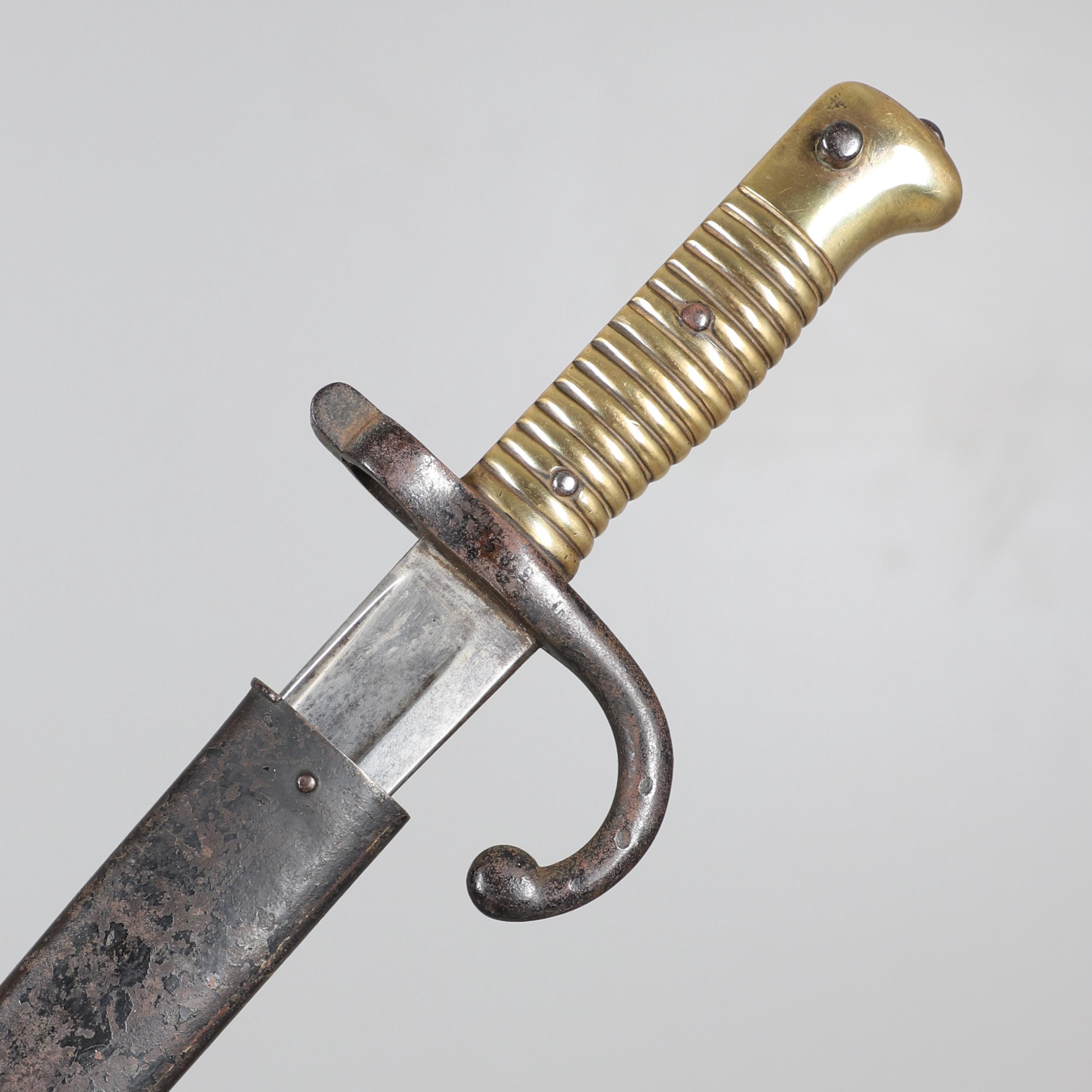 A 19TH CENTURY FRENCH CHASSEPOT BAYONET AND SCABBARD BY A SCARCE MANUFACTURER. - Bild 2 aus 12