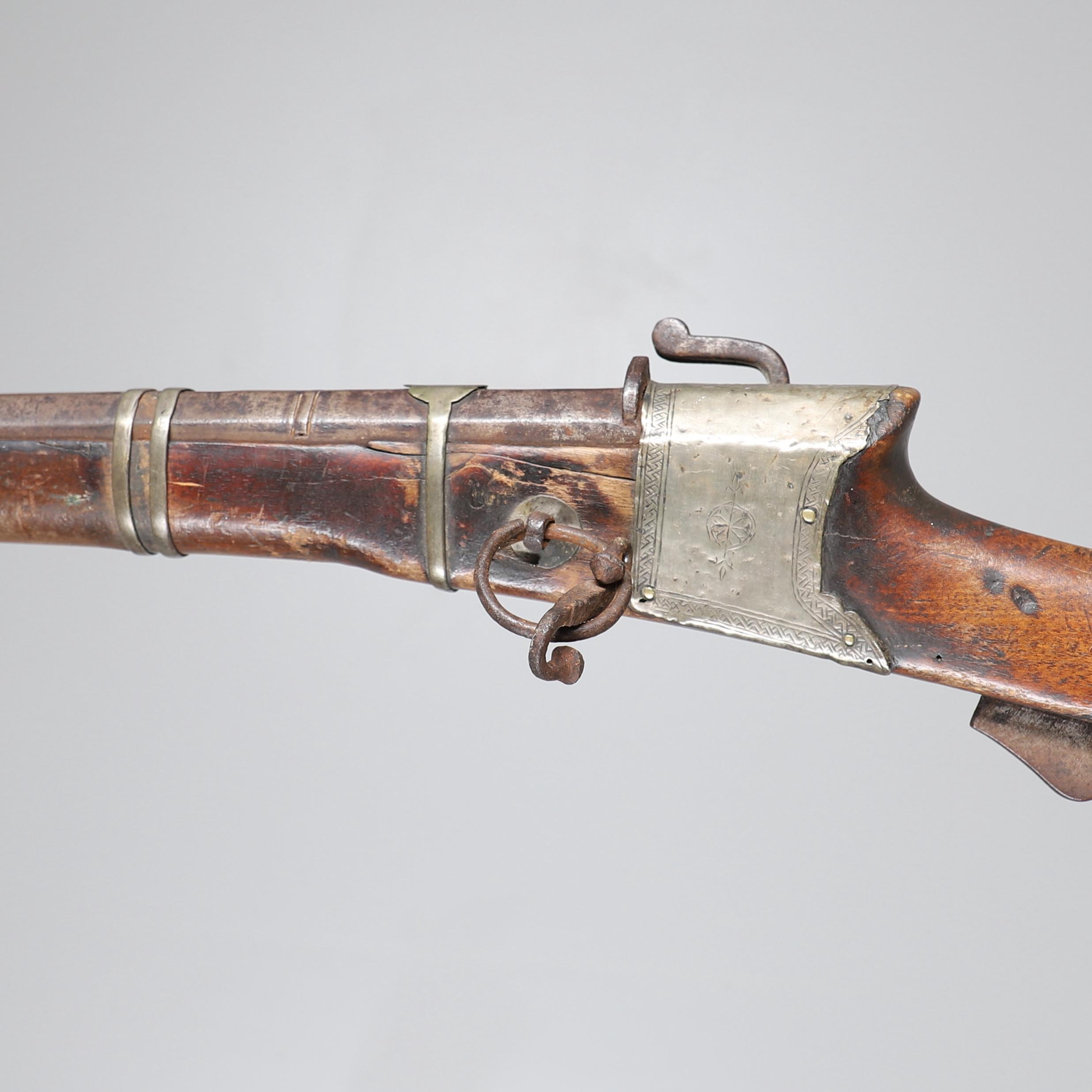 A 19TH CENTURY MATCHLOCK LONG GUN. - Image 18 of 25