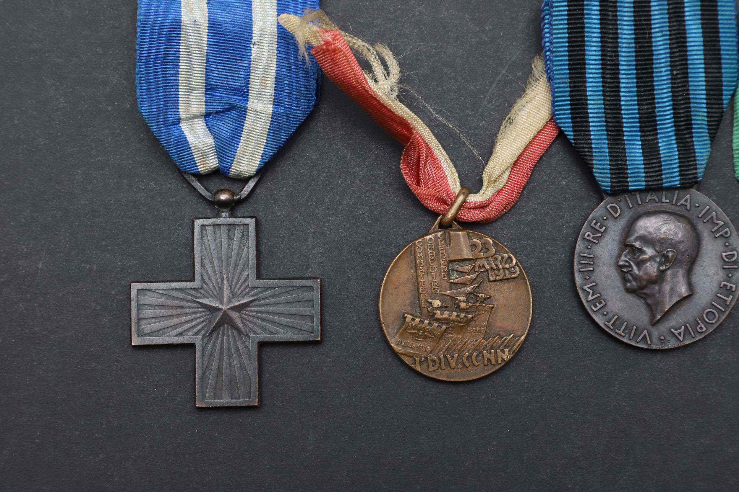 A SMALL COLLECTION OF ITALIAN SECOND WORLD WAR MEDALS AND A BADGE. - Bild 2 aus 4