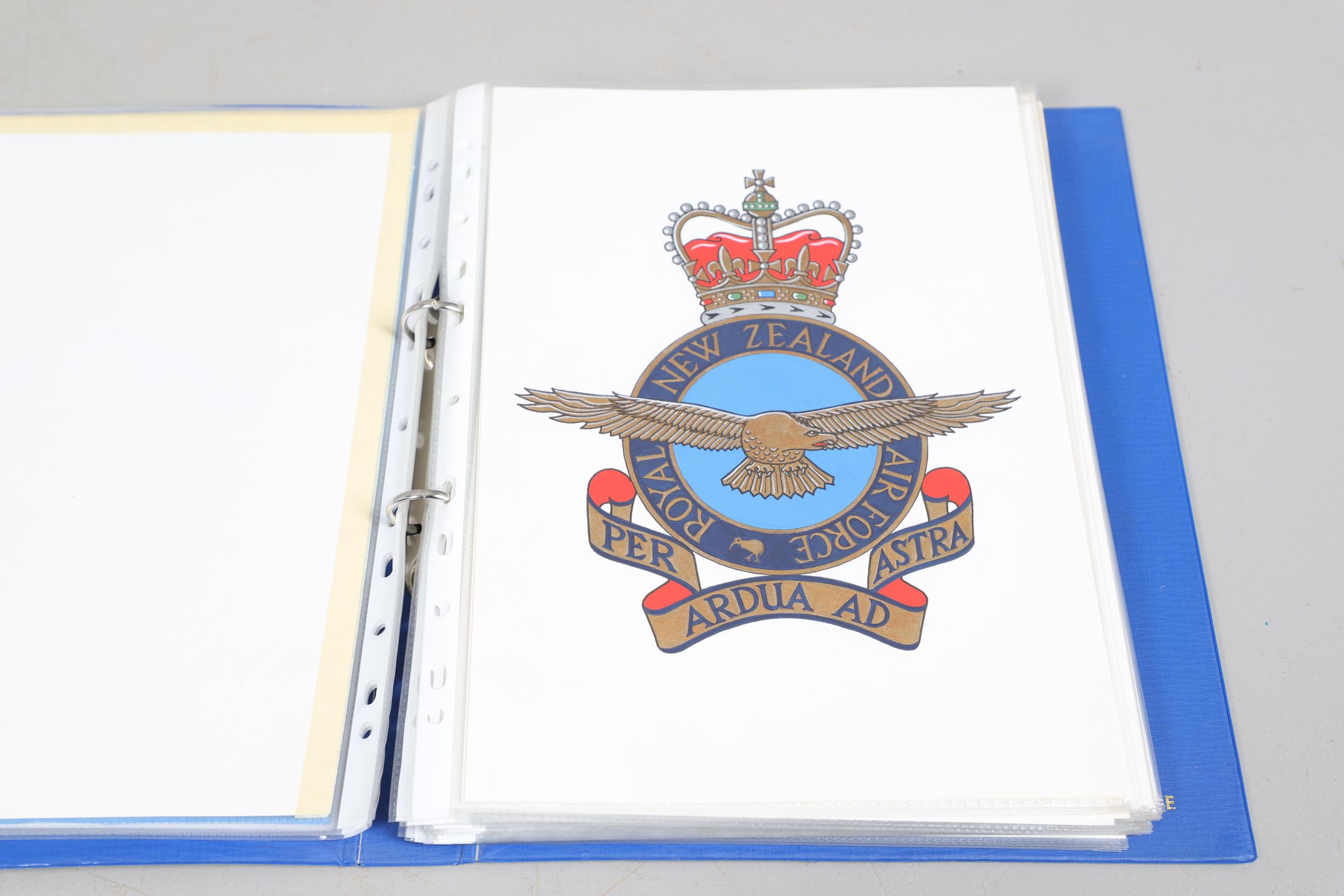 A LARGE COLELCTION OF ARTWORK OF MILITARY CRESTS. IN FOUR ALBUMS AND MANY LOOSE. - Bild 35 aus 63