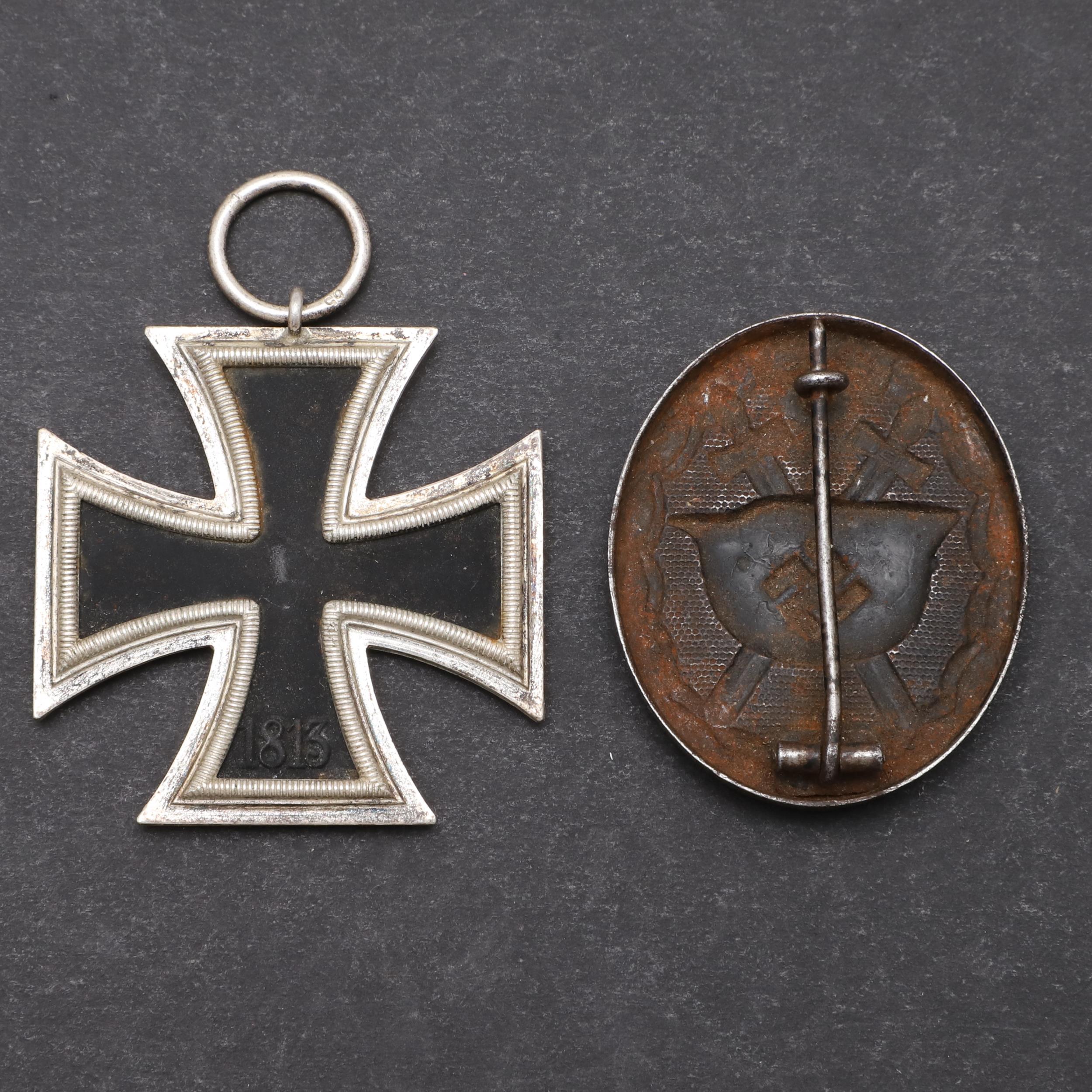 A SECOND WORLD WAR GERMAN WOUND BADGE AND AN IRON CROSS.