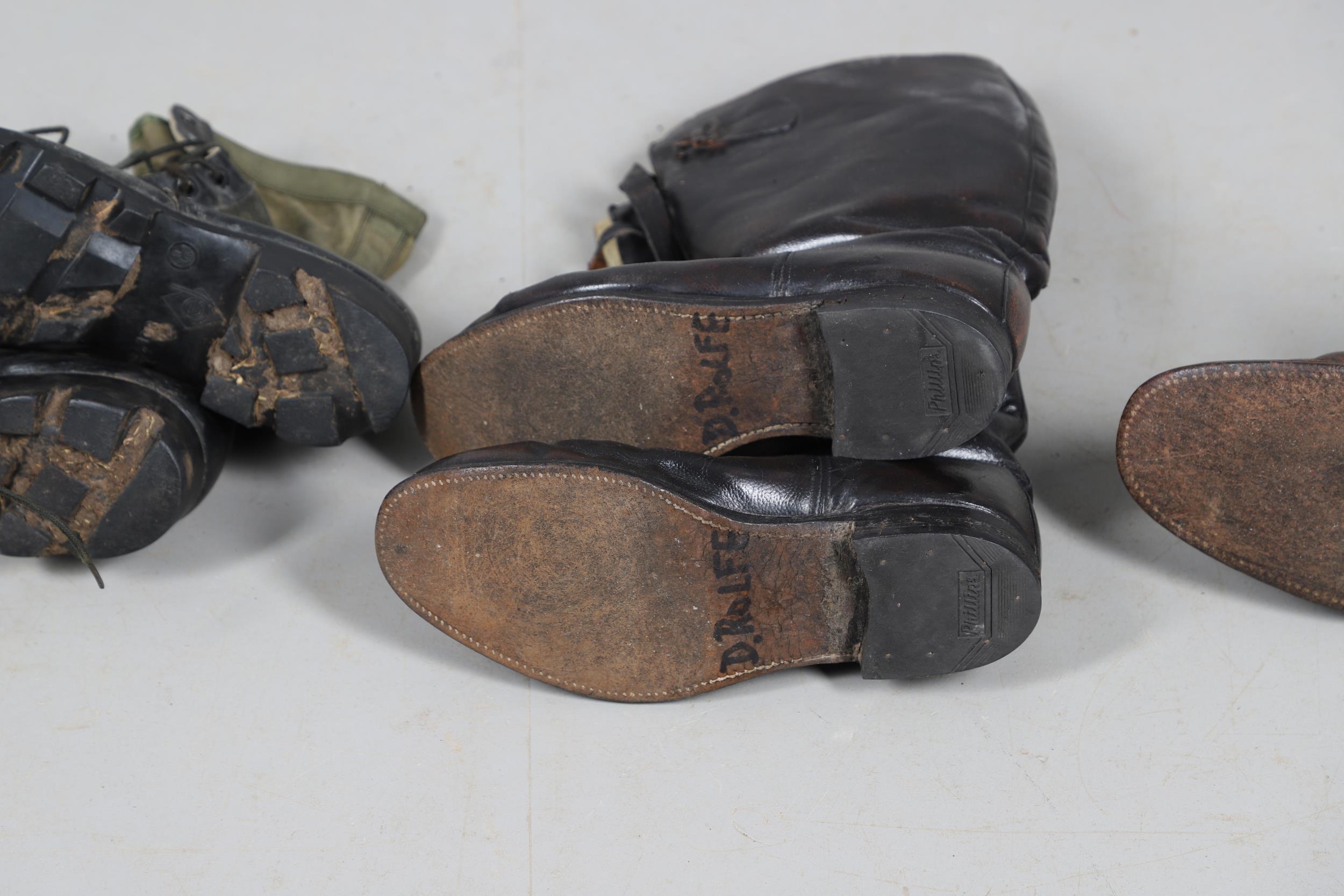 A COLLECTION OF MILITARY TYPE BOOTS TO INCLUDE A PAIR OF GERMAN TYPE BOOTS. - Bild 12 aus 14
