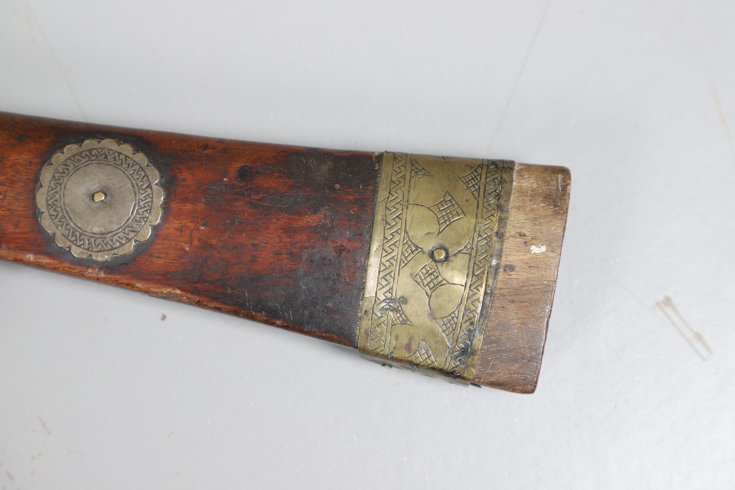 A 19TH CENTURY MATCHLOCK LONG GUN. - Image 14 of 25