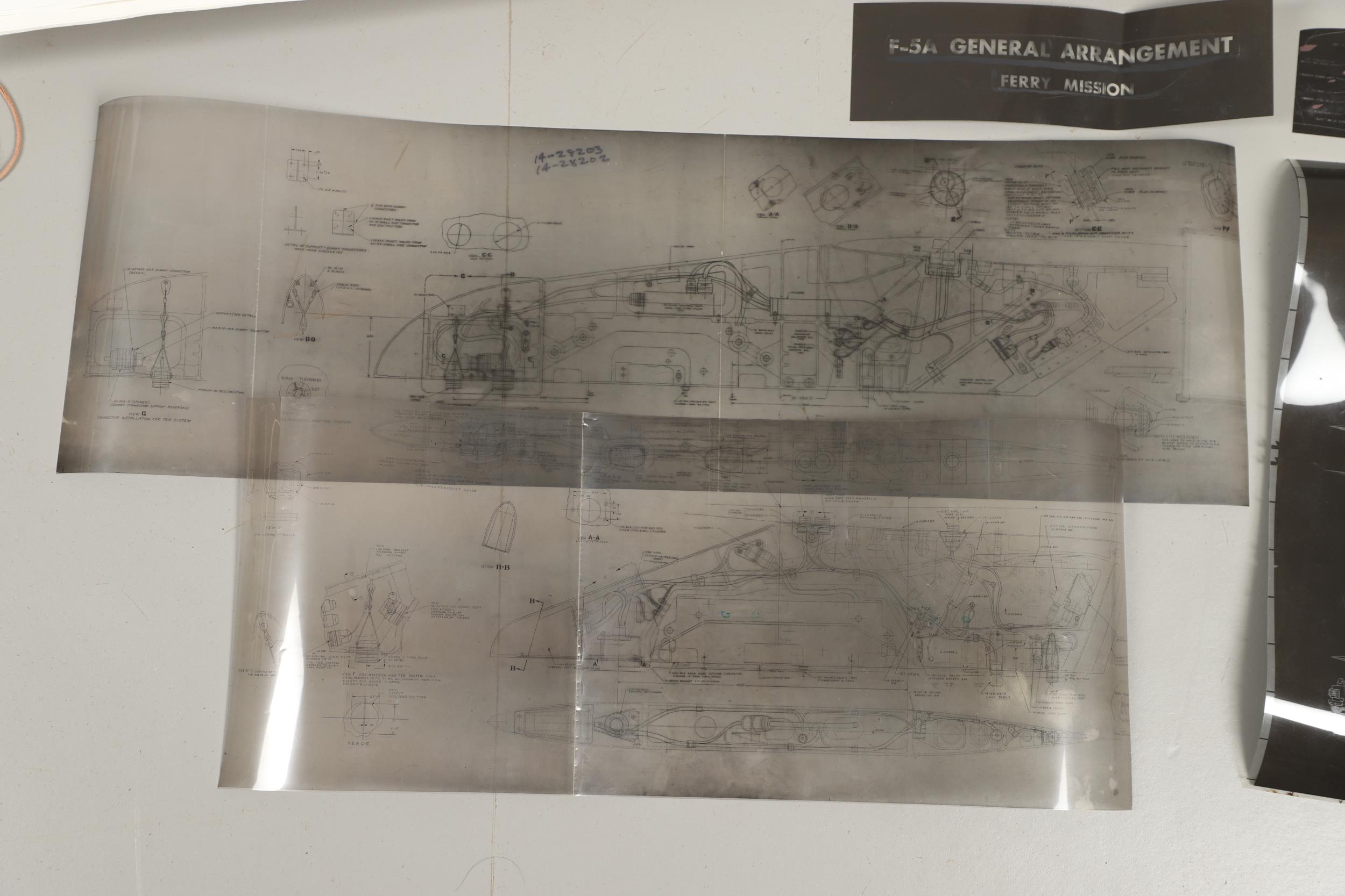 AN INTERESTING COLLECTION OF MILITARY AIRCRAFT PLANS, MANUALS, DOCUMENTS AND OTHER ITEMS. - Image 2 of 28