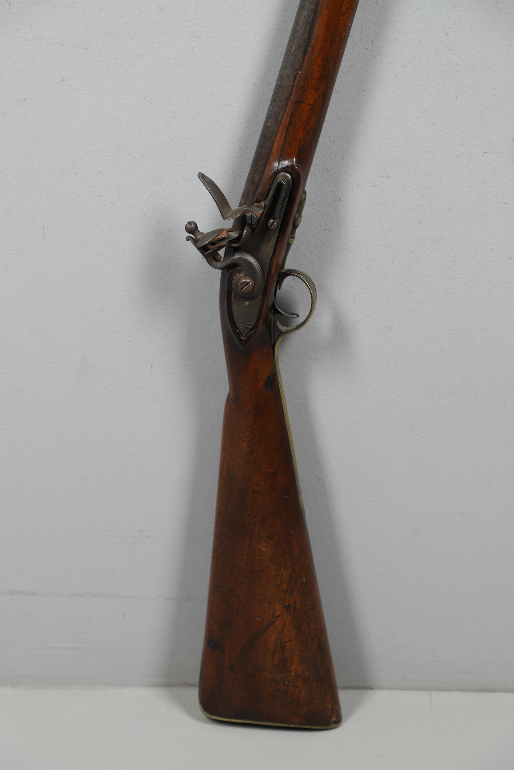 A LATE 18TH CENTURY FLINTLOCK GUN BY MORRIS. - Image 5 of 8