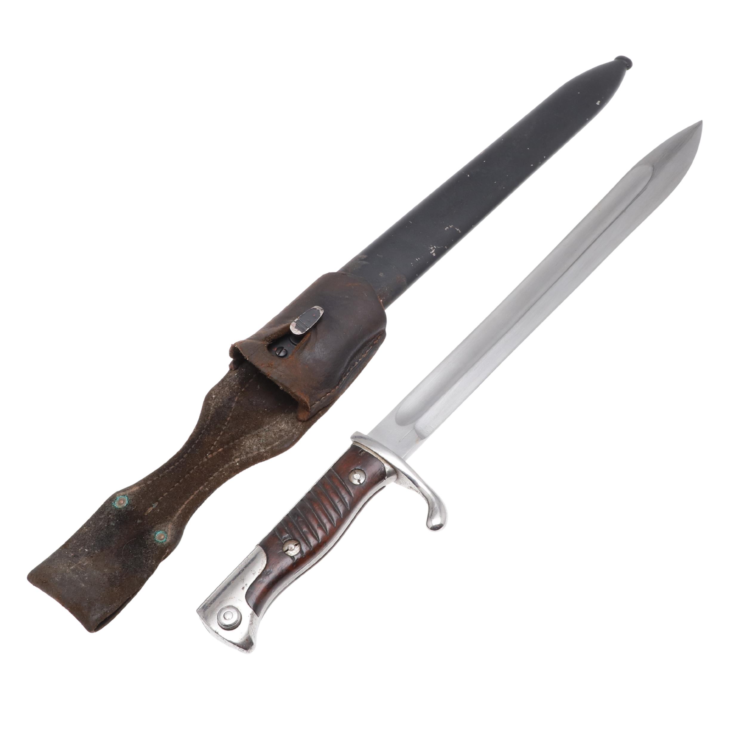 A FIRST WORLD WAR GERMAN 'BUTHCER' BAYONET AND SCABBARD.