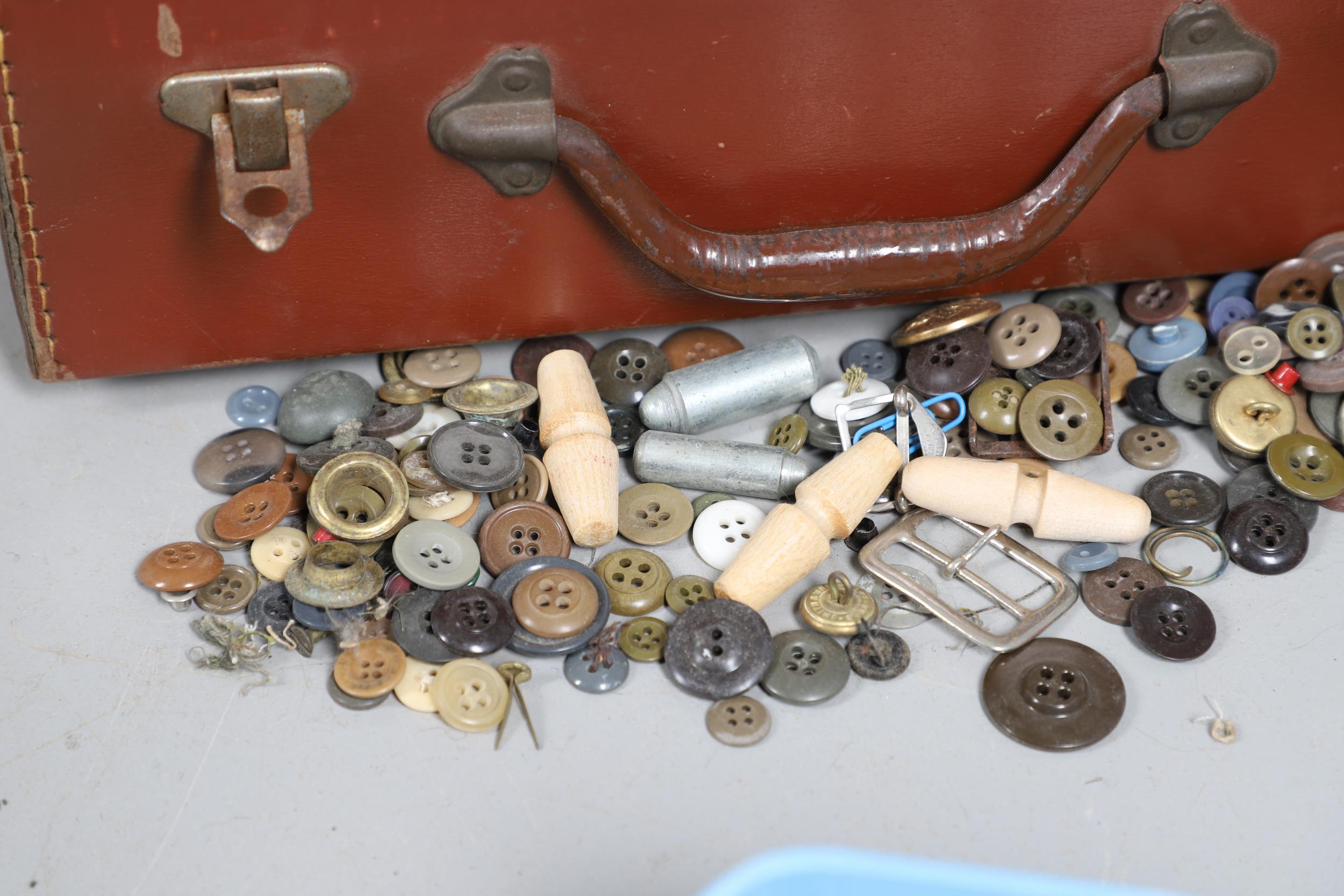 AN EXTENSIVE COLLECTION OF MILITARY BUTTONS AND OTHERS. - Image 7 of 10