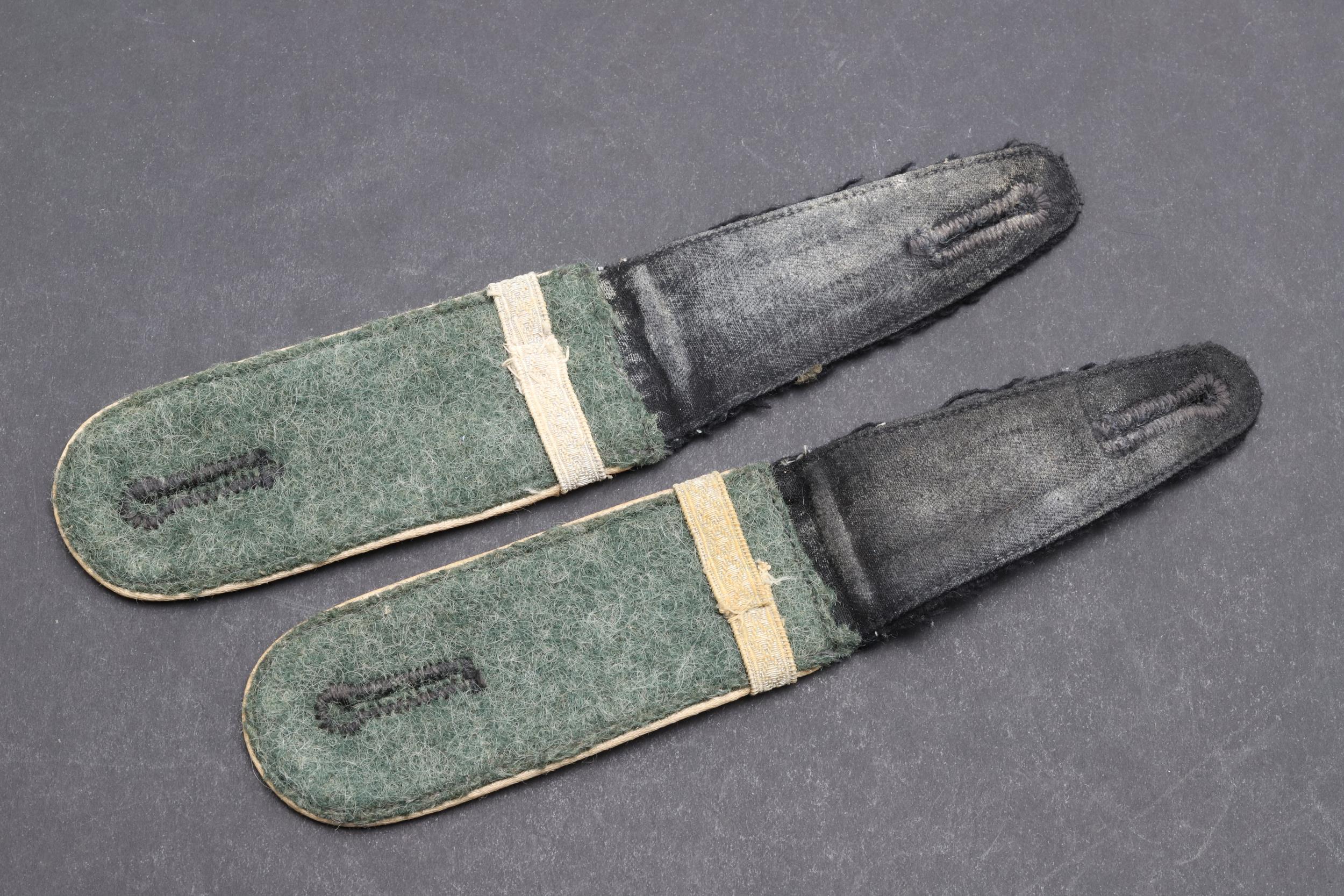 A PAIR OF SECOND WORLD WAR GERMAN WAFFEN-SS PANZERGRENADIER SHOULDER STRAPS. - Bild 2 aus 2