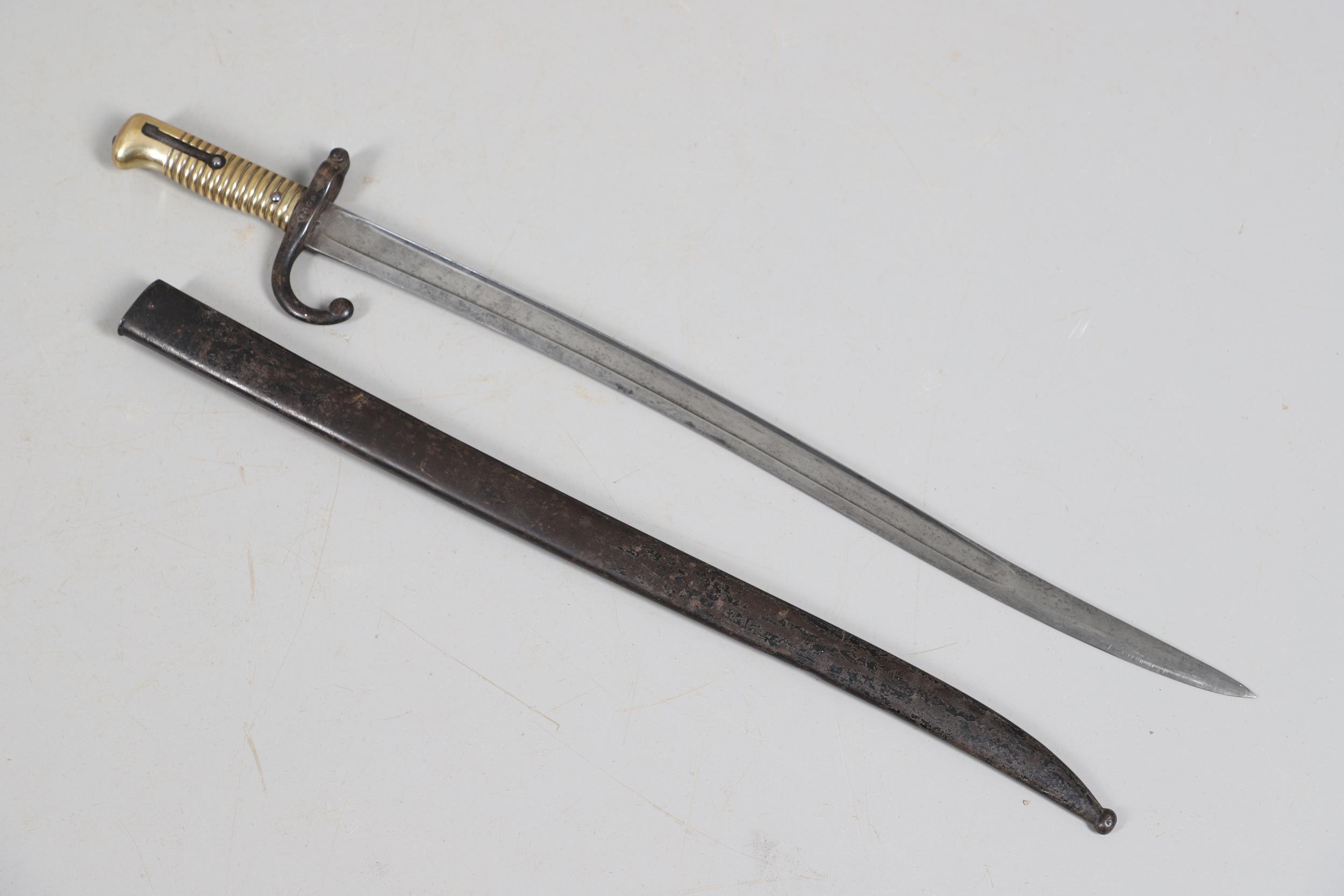 A 19TH CENTURY FRENCH CHASSEPOT BAYONET AND SCABBARD BY A SCARCE MANUFACTURER. - Bild 8 aus 12