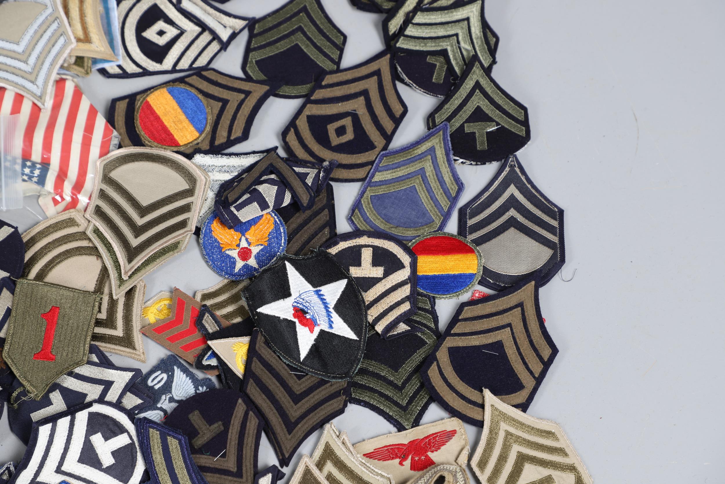 AN EXTENSIVE COLLECTION OF ARMY AND AIR FORCE UNIFORM PATCHES AND RANK INSIGNIA. - Bild 9 aus 14