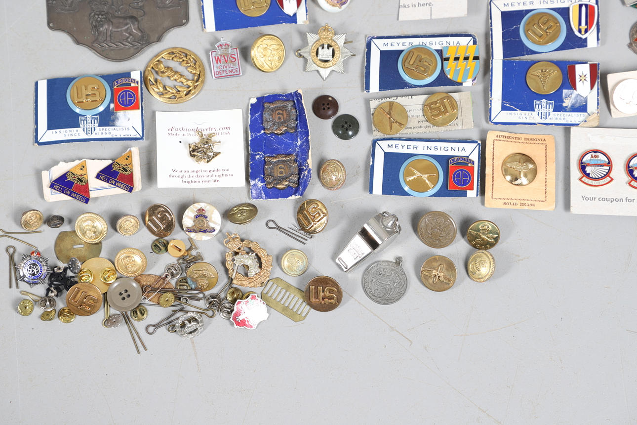 A MIXED COLLECTION OF MILITARY BADGES AND BUTTONS TO INCLUDE A FIRST WORLD WAR 'ON WAR SERVICE' BADG - Image 7 of 11