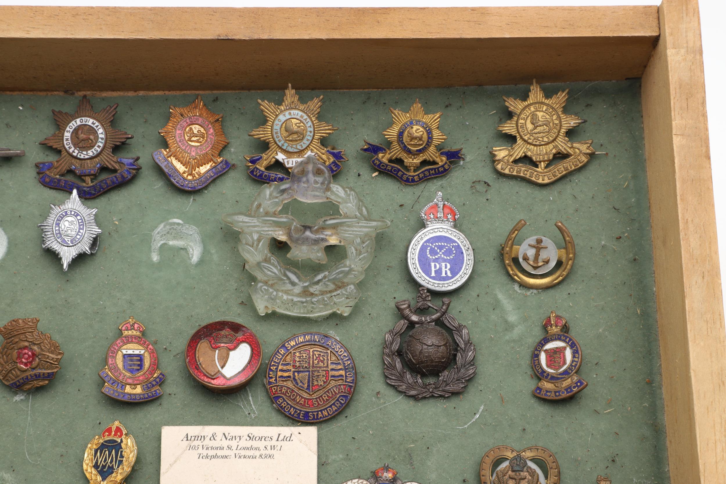 AN INTERESTING COLLECTION OF SWEETHEART AND SIMILAR ENAMEL AND OTHER BADGES. - Bild 4 aus 14