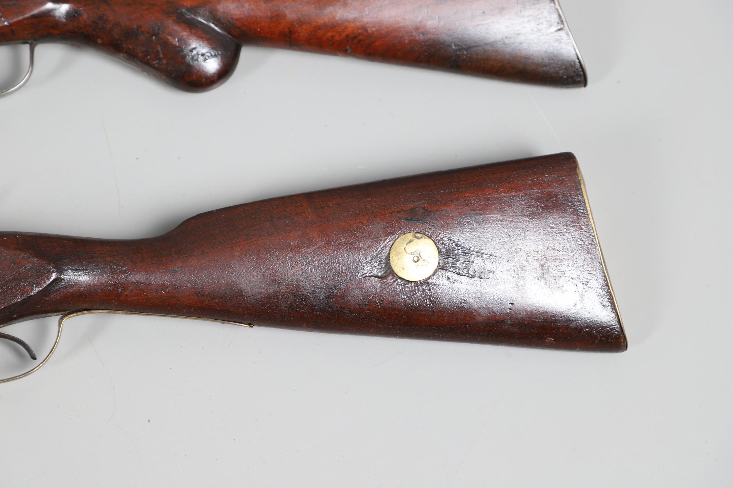 A 19TH CENTURY ENFIELD TYPE PERCUSSION FIRING RIFLE AND ANOTHER SIMILAR. - Bild 19 aus 22