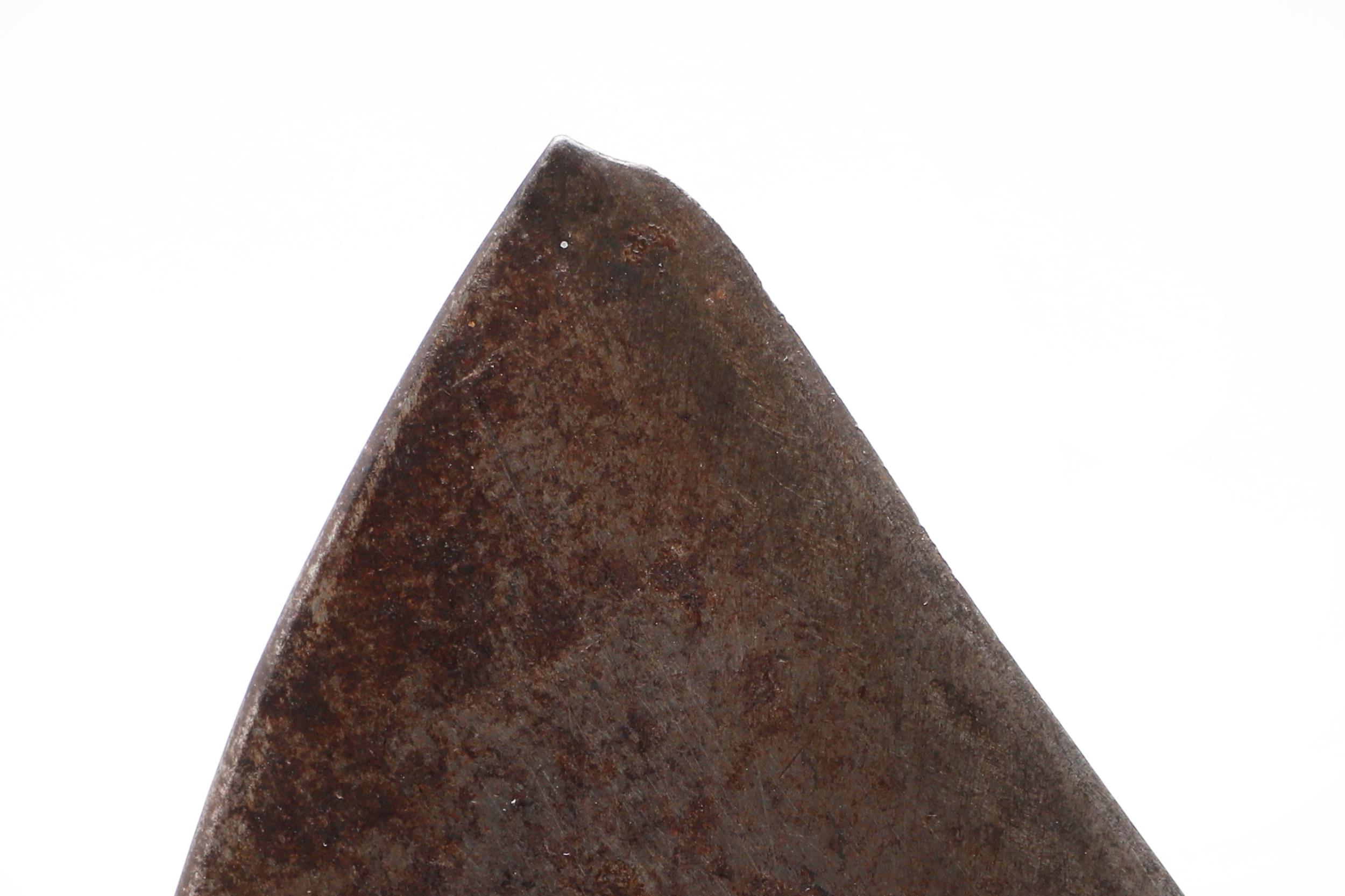 AN UNUSUAL 19TH CENTURY INDIAN HAND AXE OR KNIFE. - Image 7 of 8