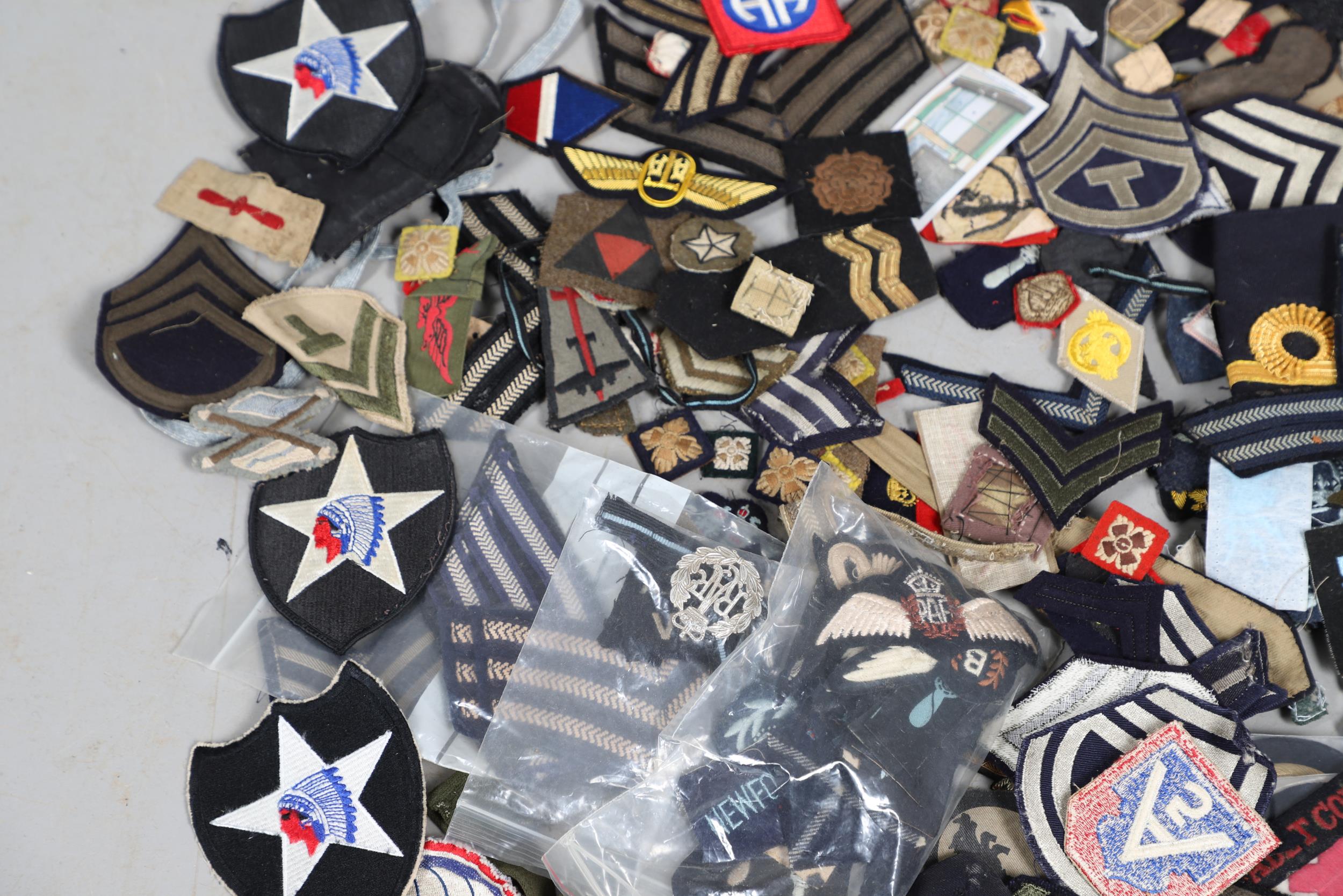 AN EXTENSIVE COLLECTION OF ARMY AND AIR FORCE UNIFORM PATCHES AND RANK INSIGNIA. - Bild 5 aus 14