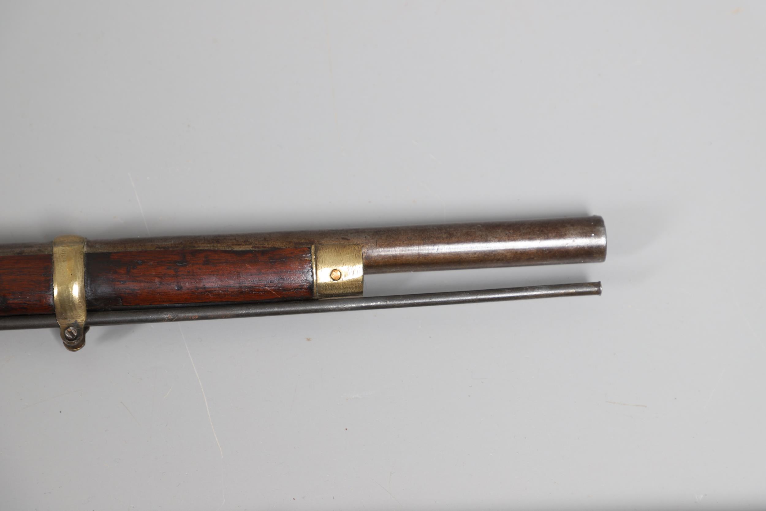 A 19TH CENTURY ENFIELD TYPE PERCUSSION FIRING RIFLE AND ANOTHER SIMILAR. - Bild 7 aus 22