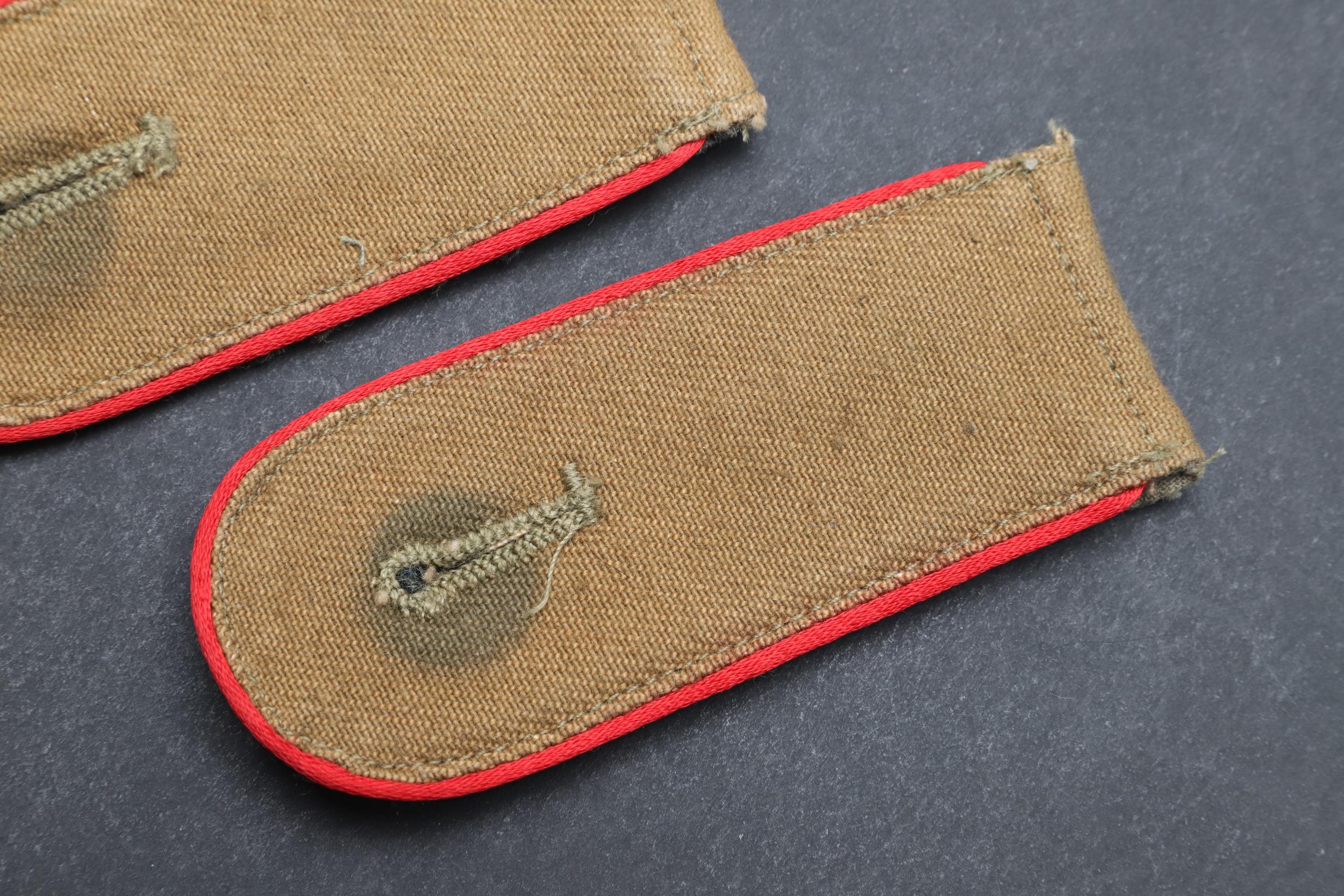 A PAIR OF SECOND WORLD WAR GERMAN AFRIKAKORPS ARTILLERY SHOULDER STRAPS. - Bild 3 aus 4