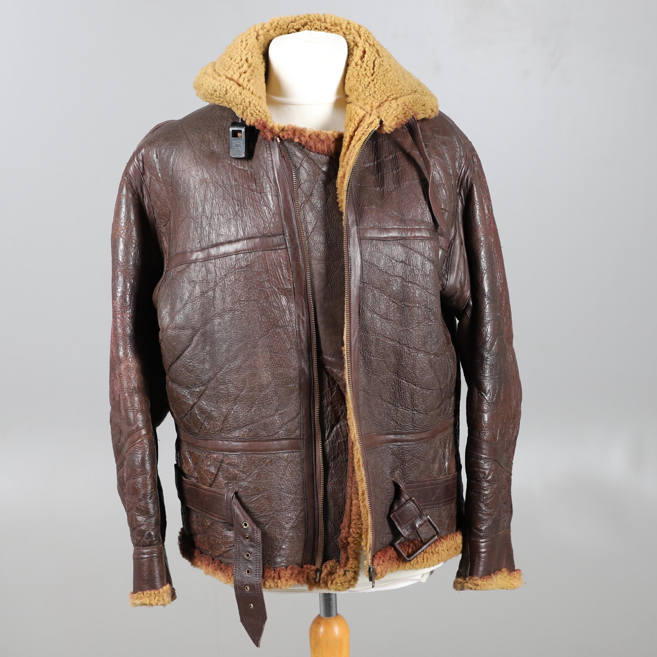 A SECOND WORLD WAR OR LATER LEATHER FLYING JACKET.