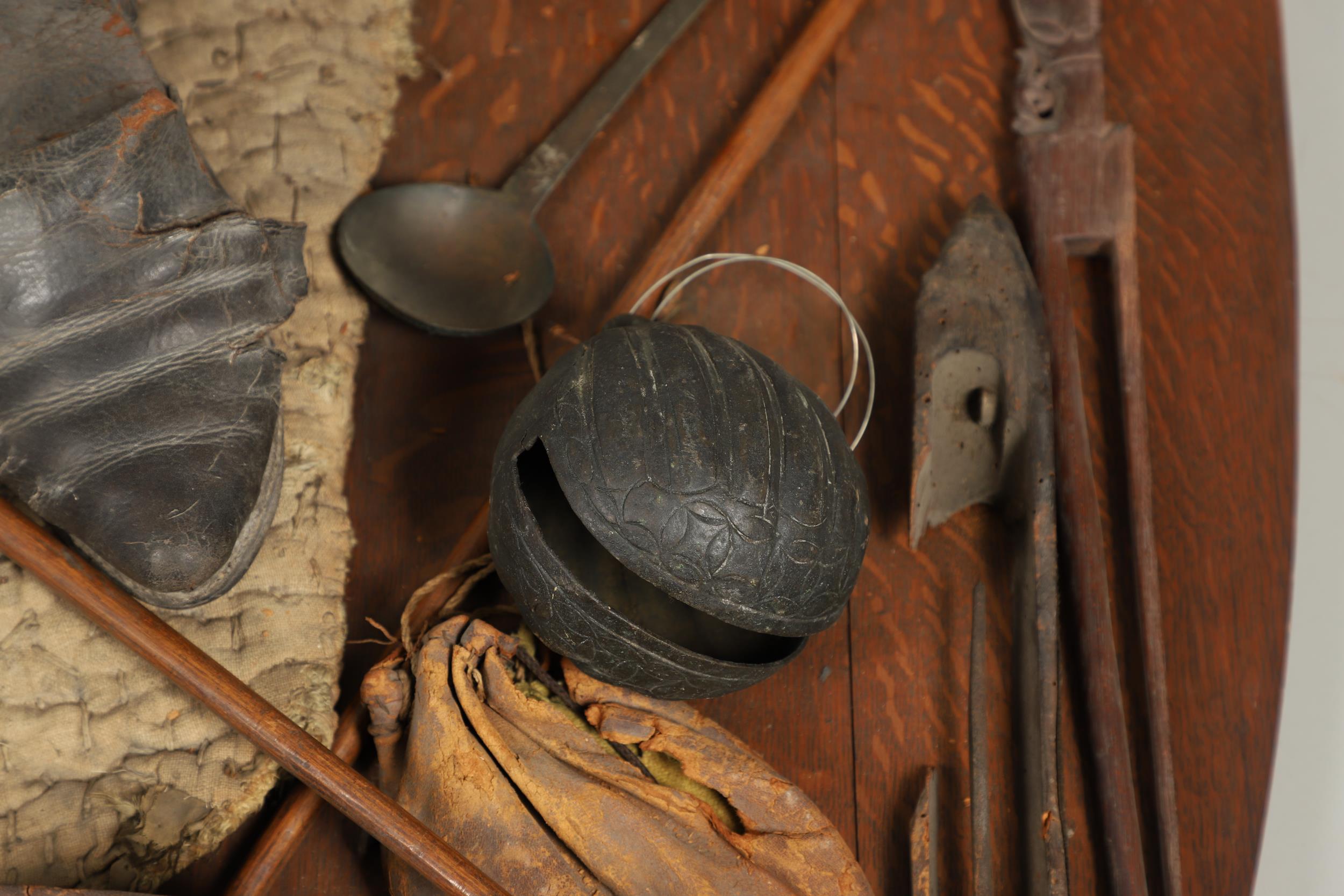 AN UNUSUAL OAK SHIELD MOUNTED WITH MILITARY TROPHIES, CURIOSITIES AND OTHER ITEMS. - Bild 10 aus 15