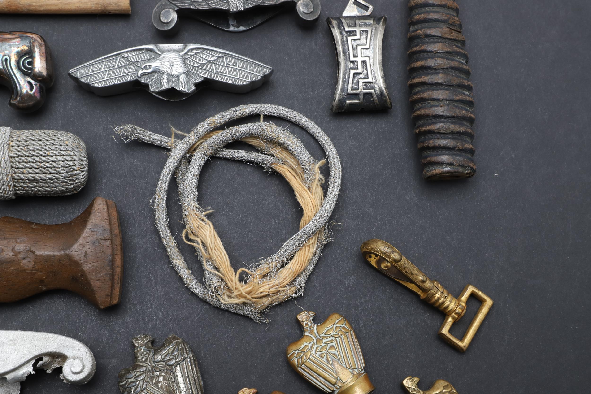 AN INTERESTING AND USEFUL COLLECTION OF SECOND WORLD WAR GERMAN DAGGER PARTS. - Bild 4 aus 14