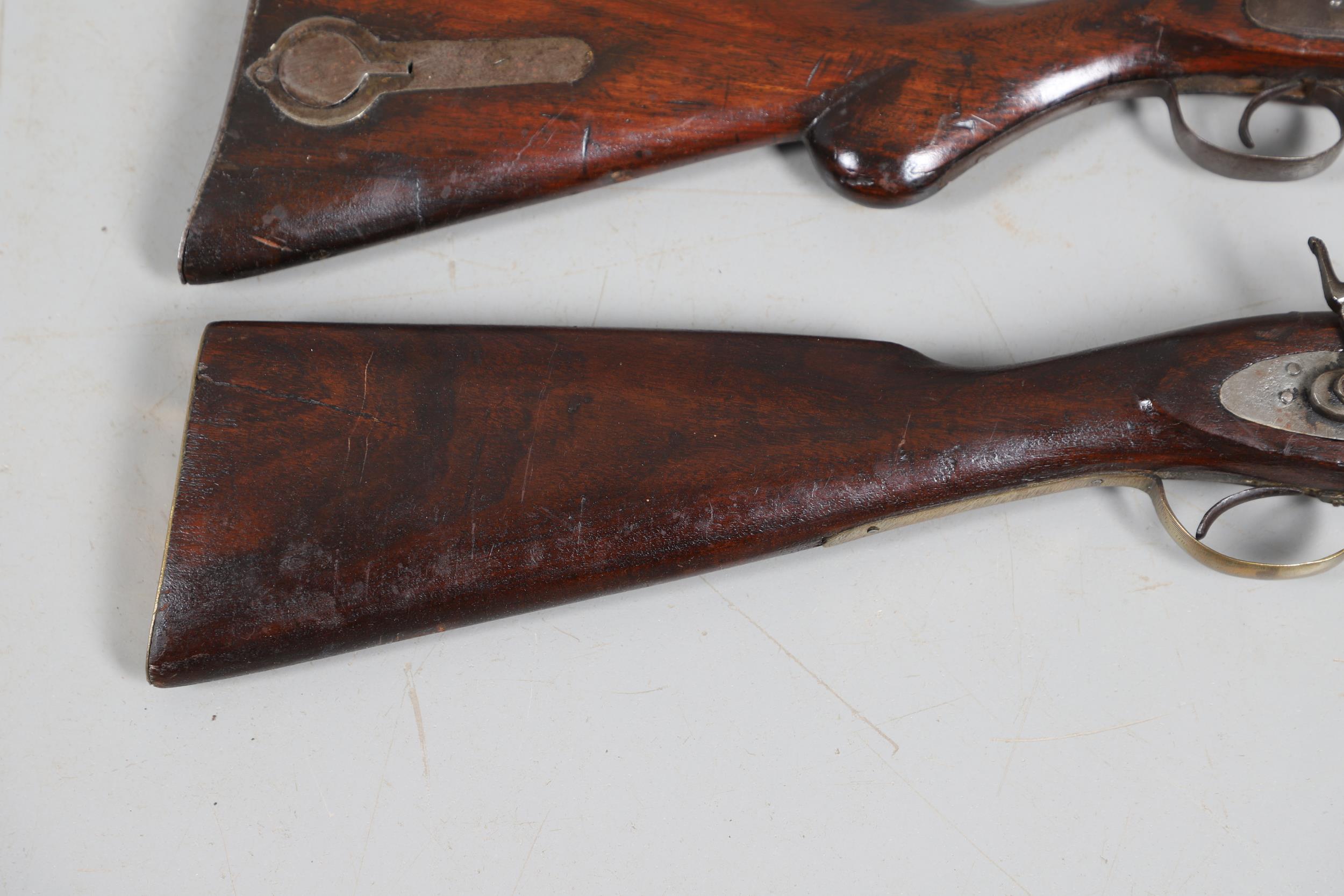A 19TH CENTURY ENFIELD TYPE PERCUSSION FIRING RIFLE AND ANOTHER SIMILAR. - Bild 8 aus 22