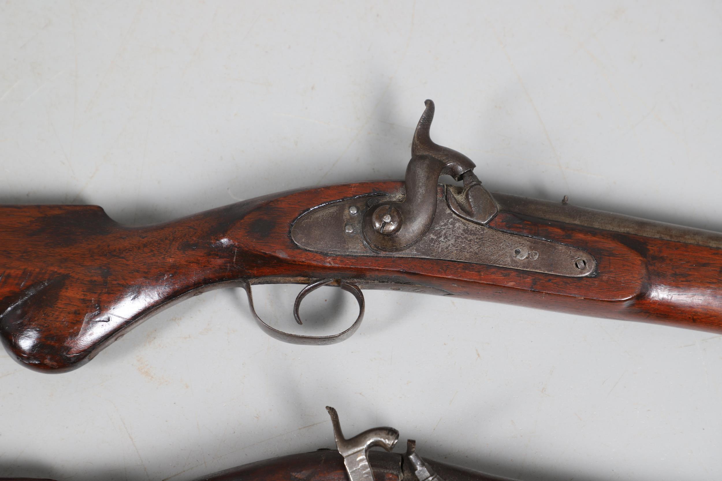A 19TH CENTURY ENFIELD TYPE PERCUSSION FIRING RIFLE AND ANOTHER SIMILAR. - Bild 4 aus 22