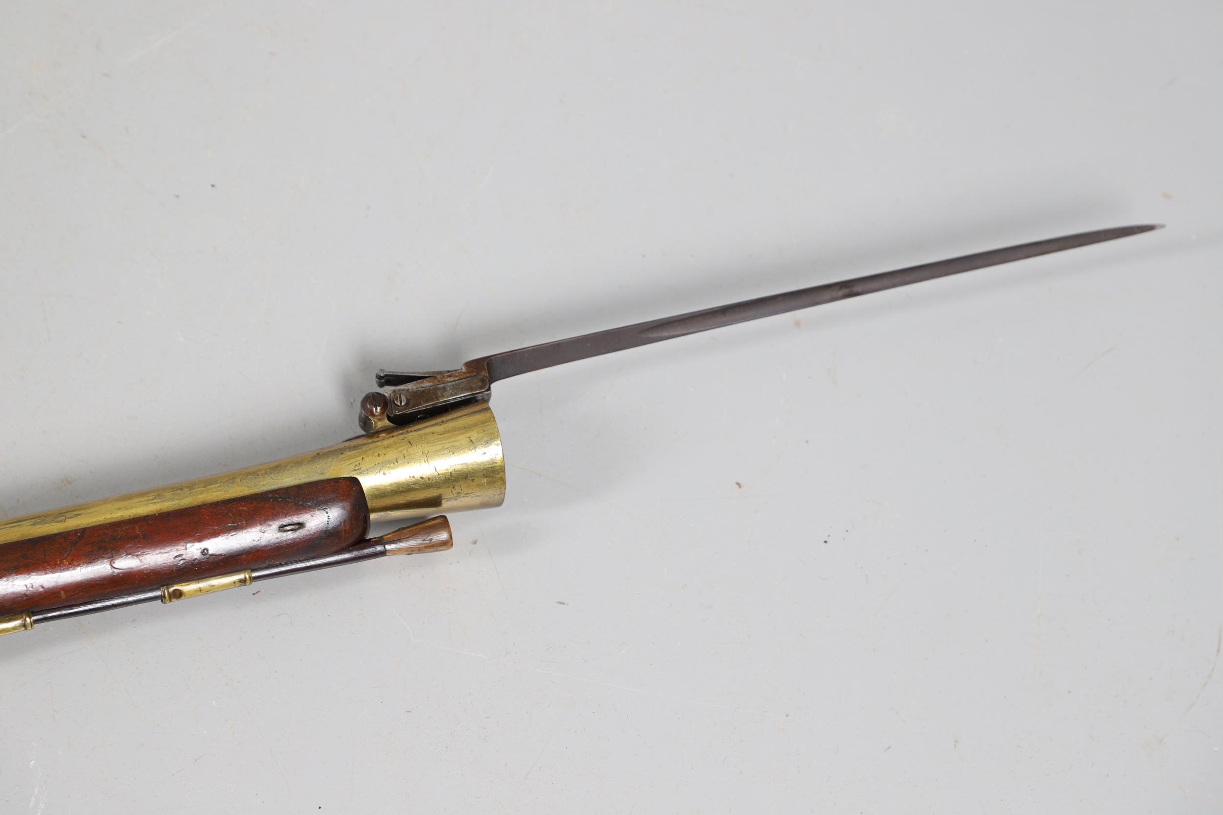 AN EARLY 19TH CENTURY BLUNDERBUSS MARKED FOR UTTING OF LONDON. - Image 14 of 15