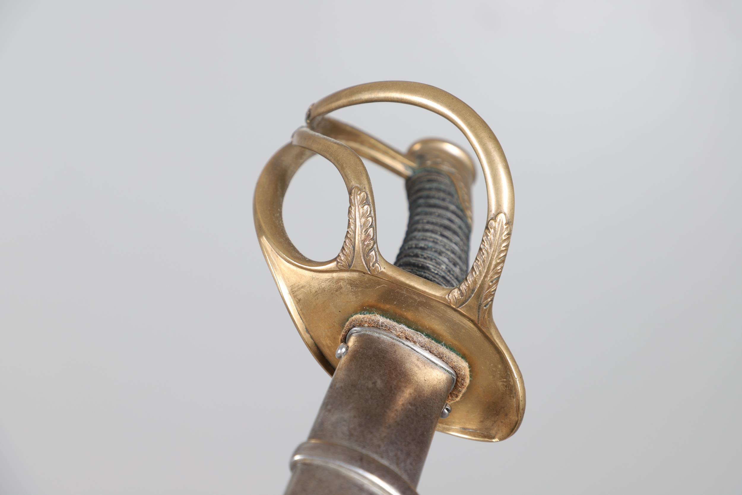 A NAPOLEONIC FRENCH HEAVY CAVALRY CUIRASSIER SWORD AND SCABBARD. - Image 3 of 12