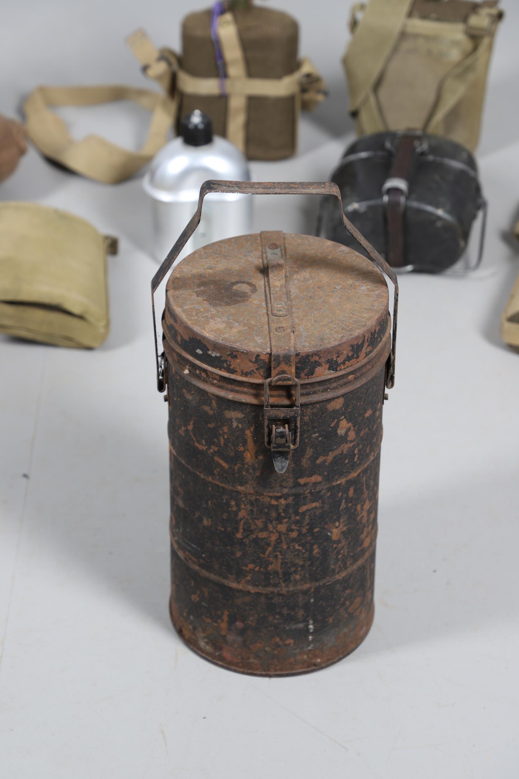 A COLLECTION OF FIRST WORLD WAR BRITISH TYPE WATER BOTTLES AND OTHER SIMILAR ITEMS. - Bild 2 aus 12