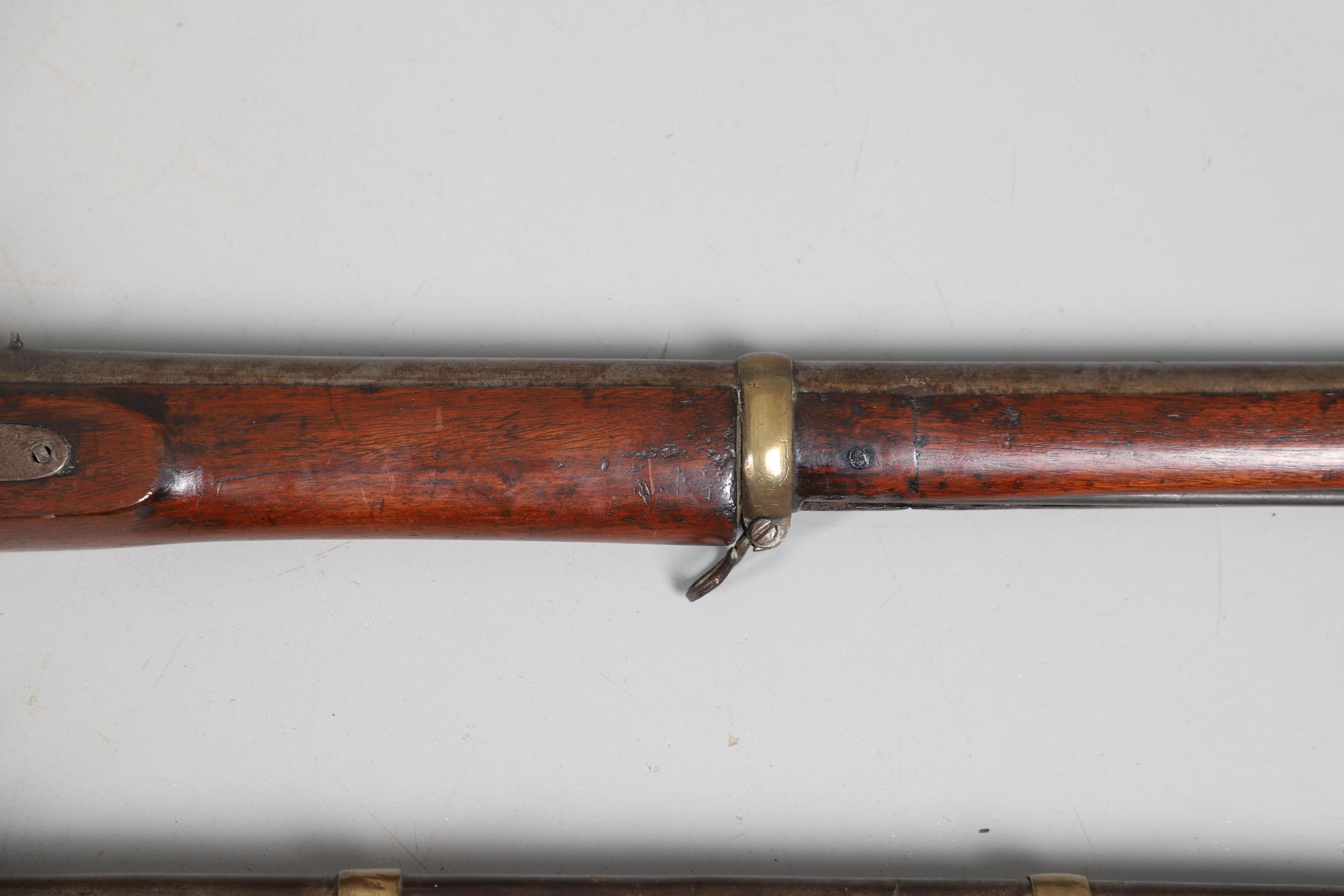 A 19TH CENTURY ENFIELD TYPE PERCUSSION FIRING RIFLE AND ANOTHER SIMILAR. - Bild 5 aus 22