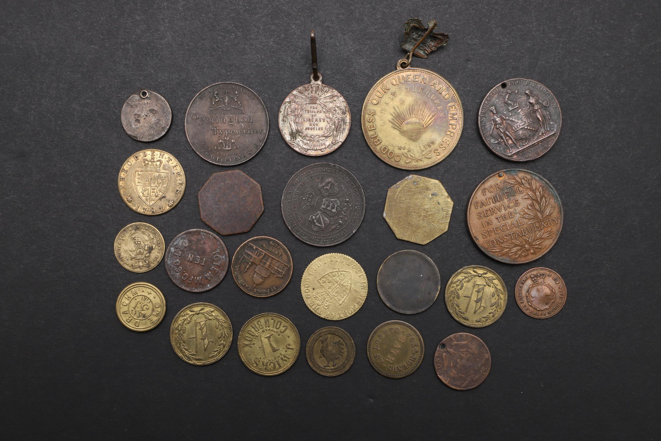 A MIXED COLLECTION OF TWENTY THREE COMMEMORATIVE MEDALS AND GAMING TOKENS. - Bild 2 aus 3