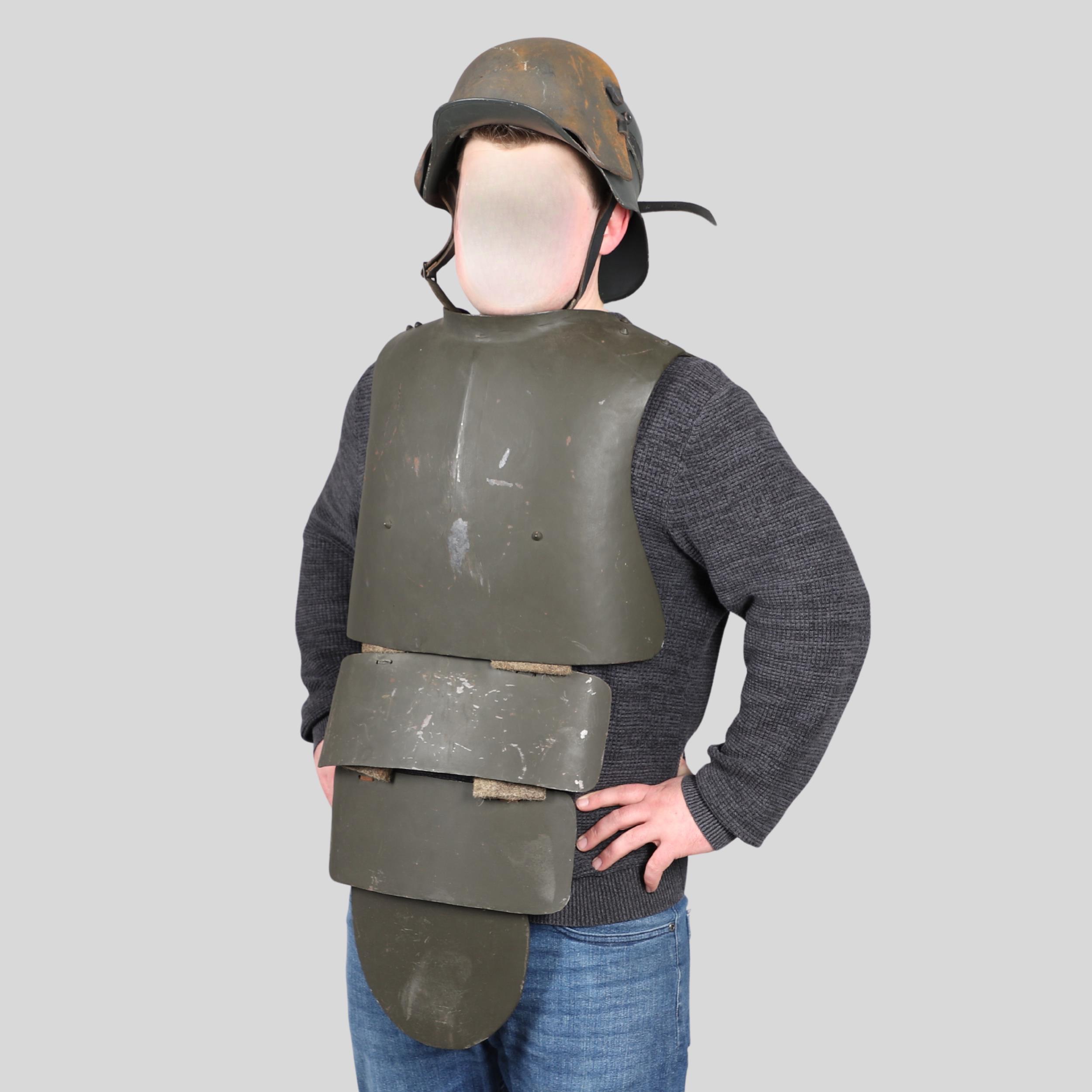 A REPRODUCTION SET OF FIRST WORLD WAR GERMAN BODY ARMOUR. - Image 2 of 10